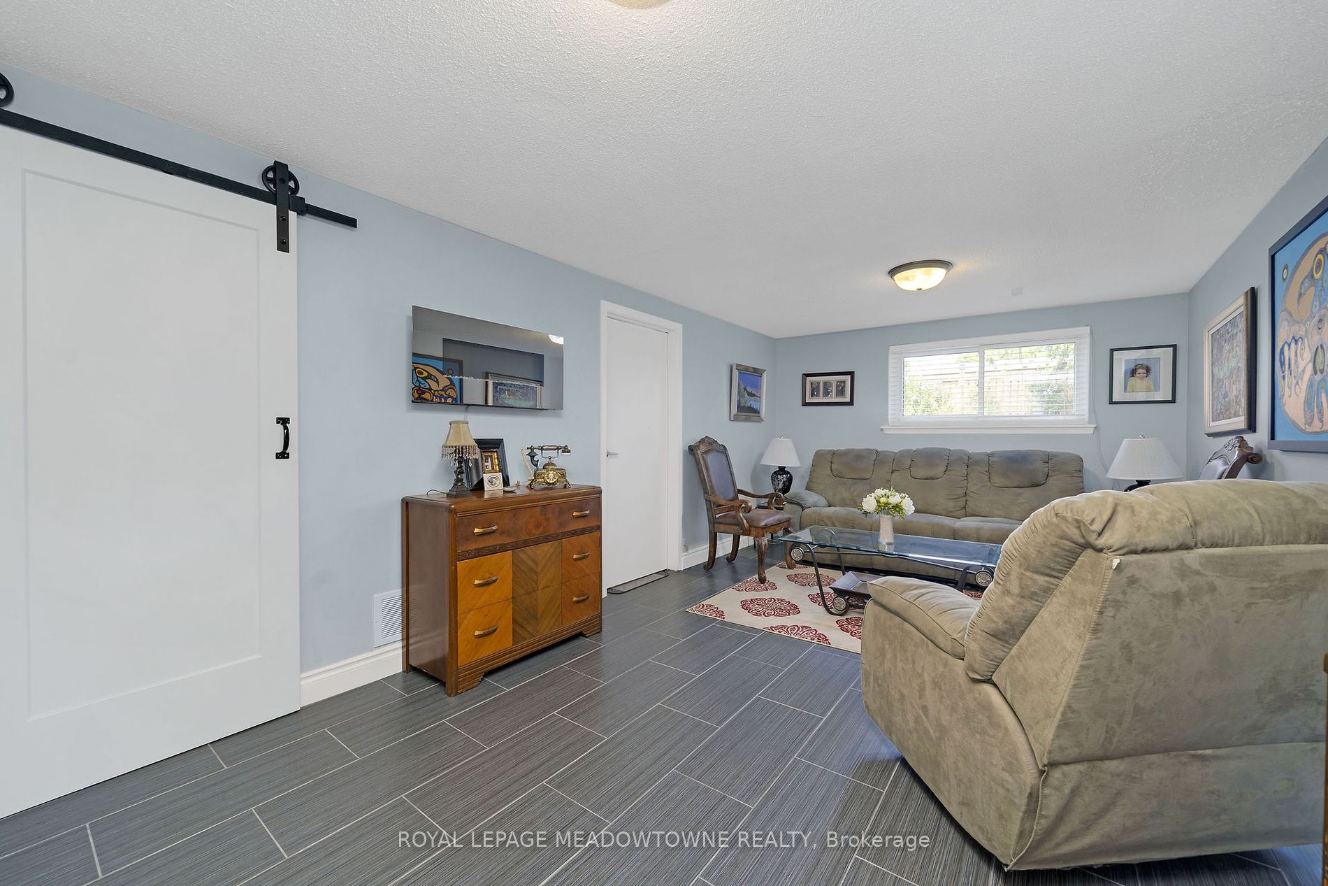 787 Applewood Crescent
