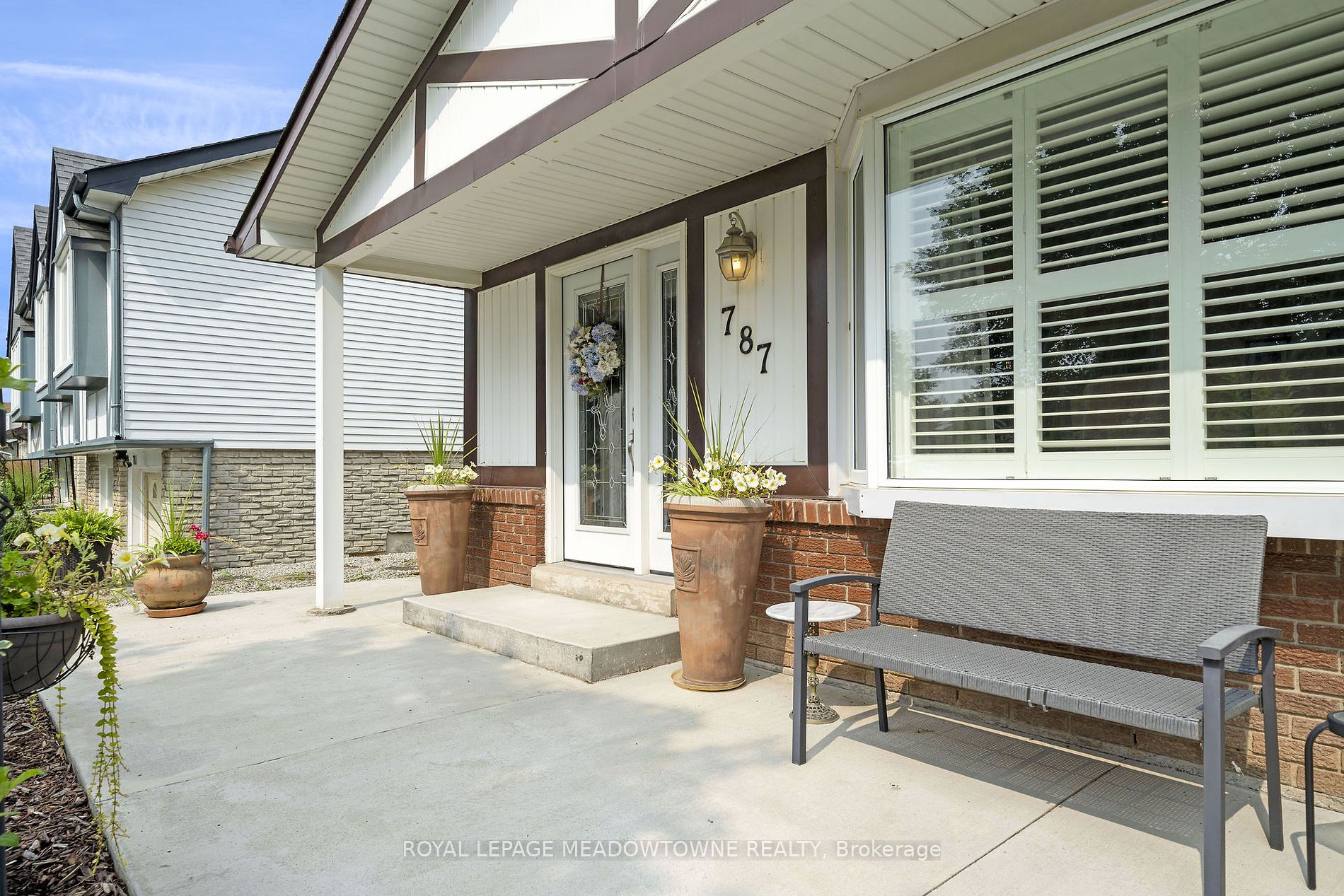 787 Applewood Crescent