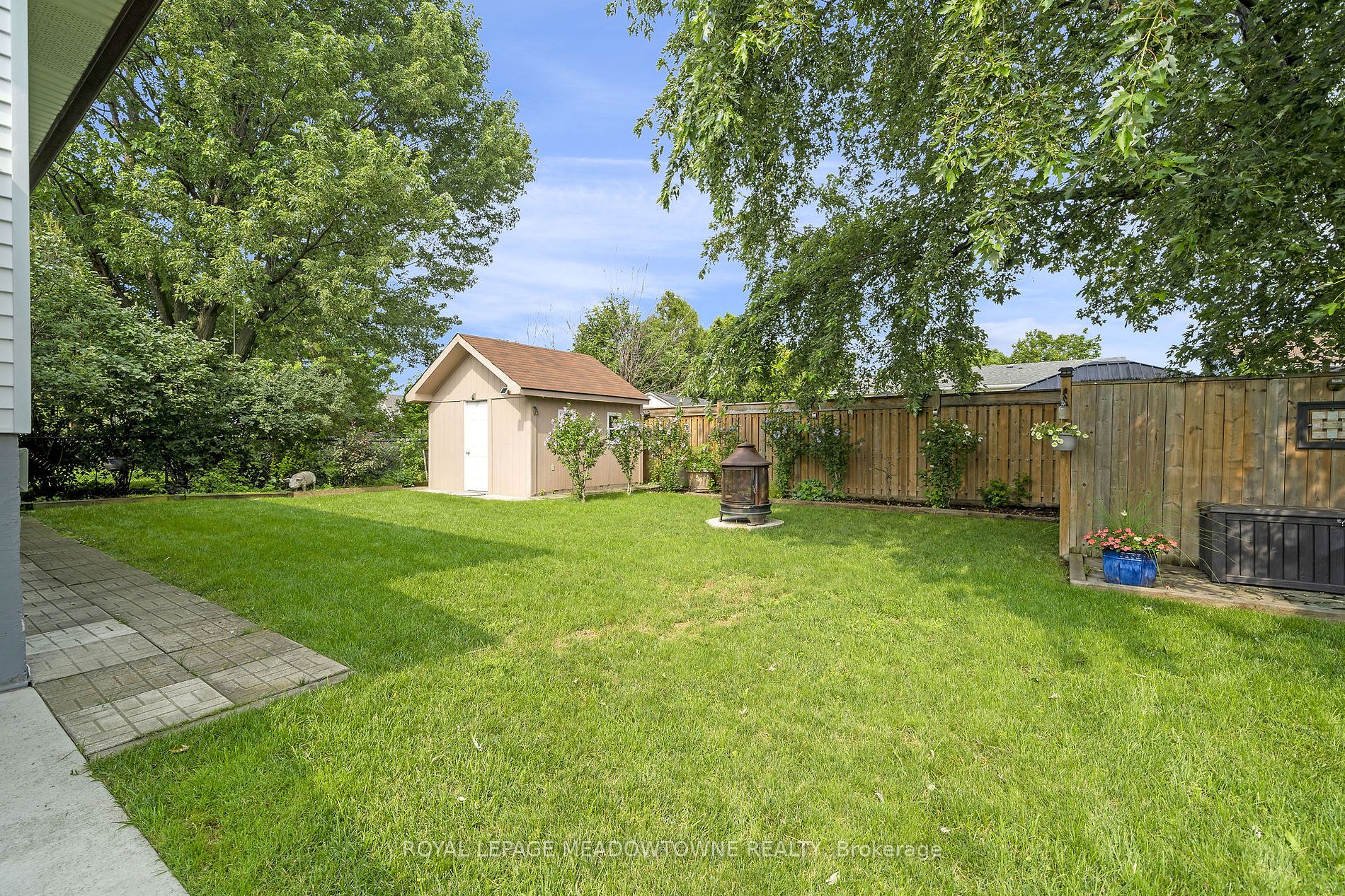 787 Applewood Crescent
