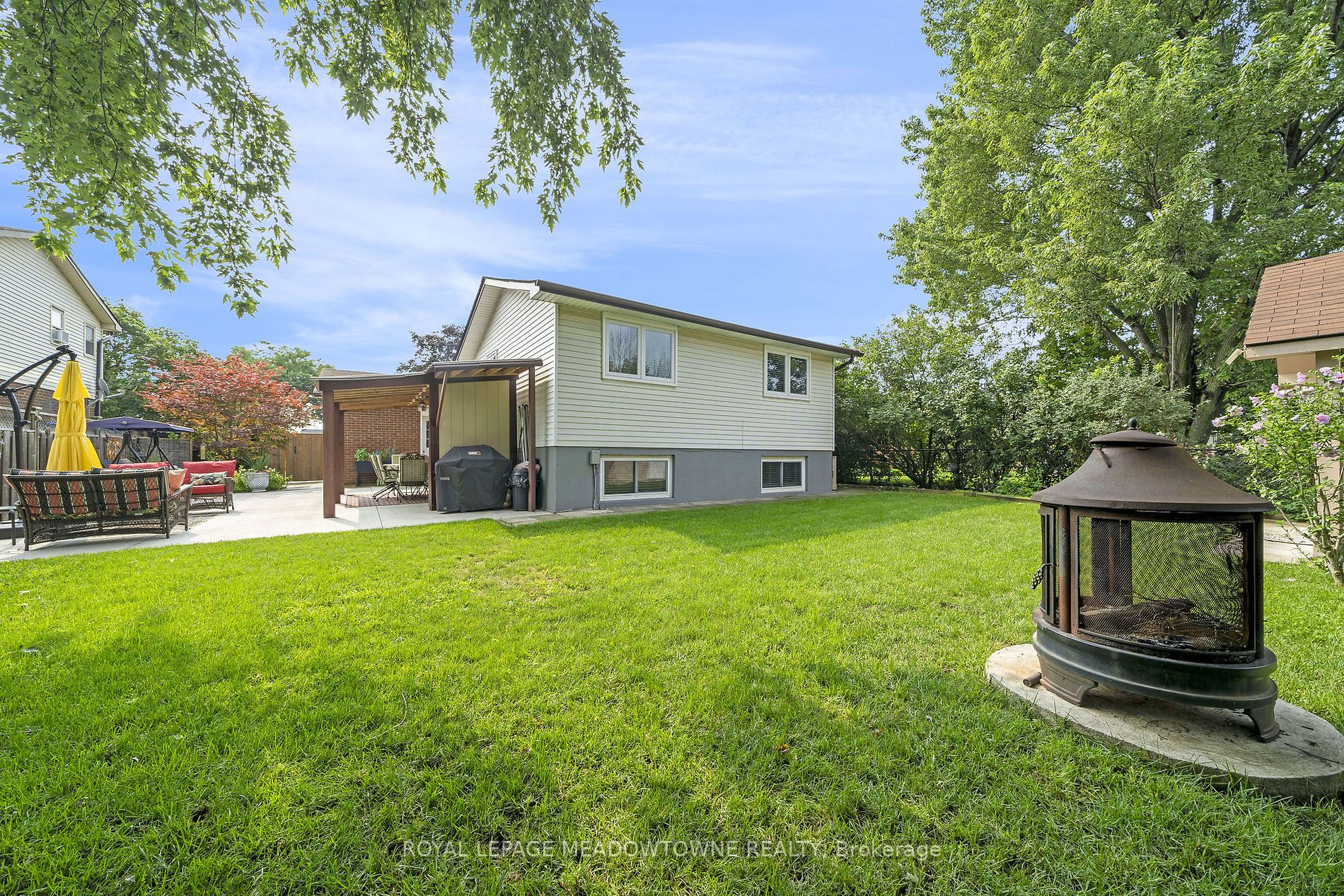 787 Applewood Crescent
