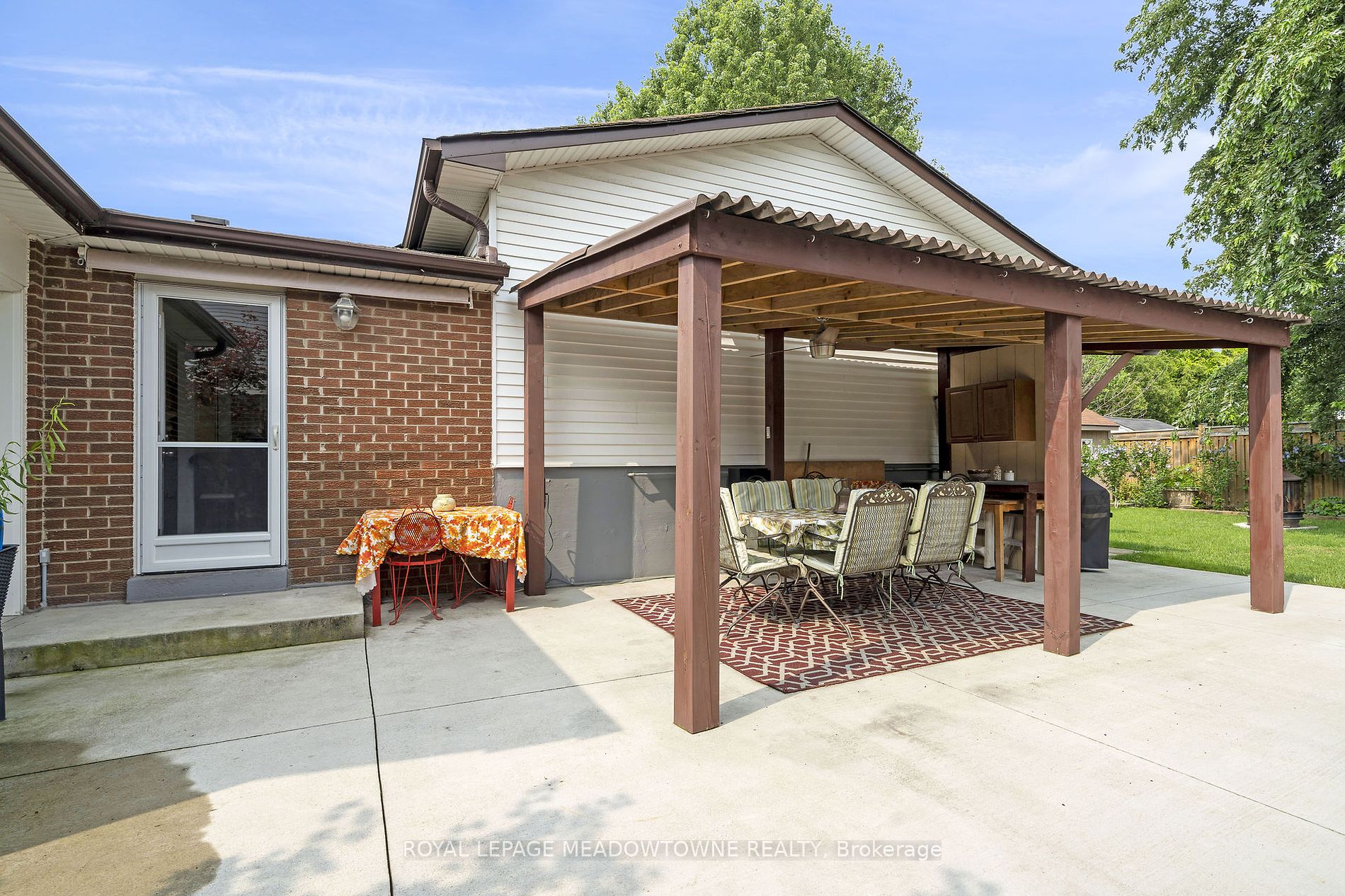 787 Applewood Crescent