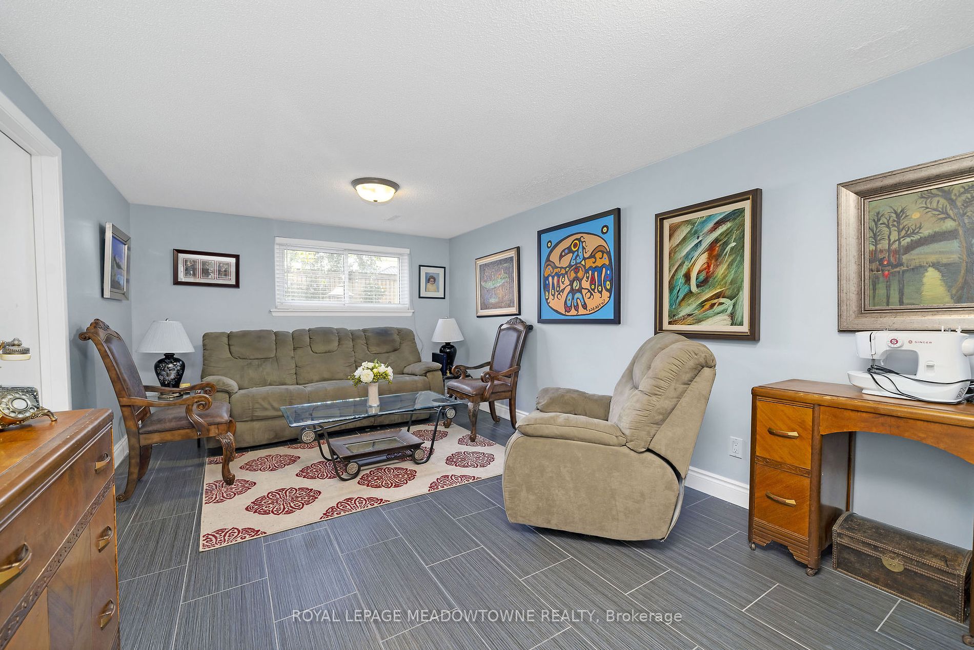 787 Applewood Crescent