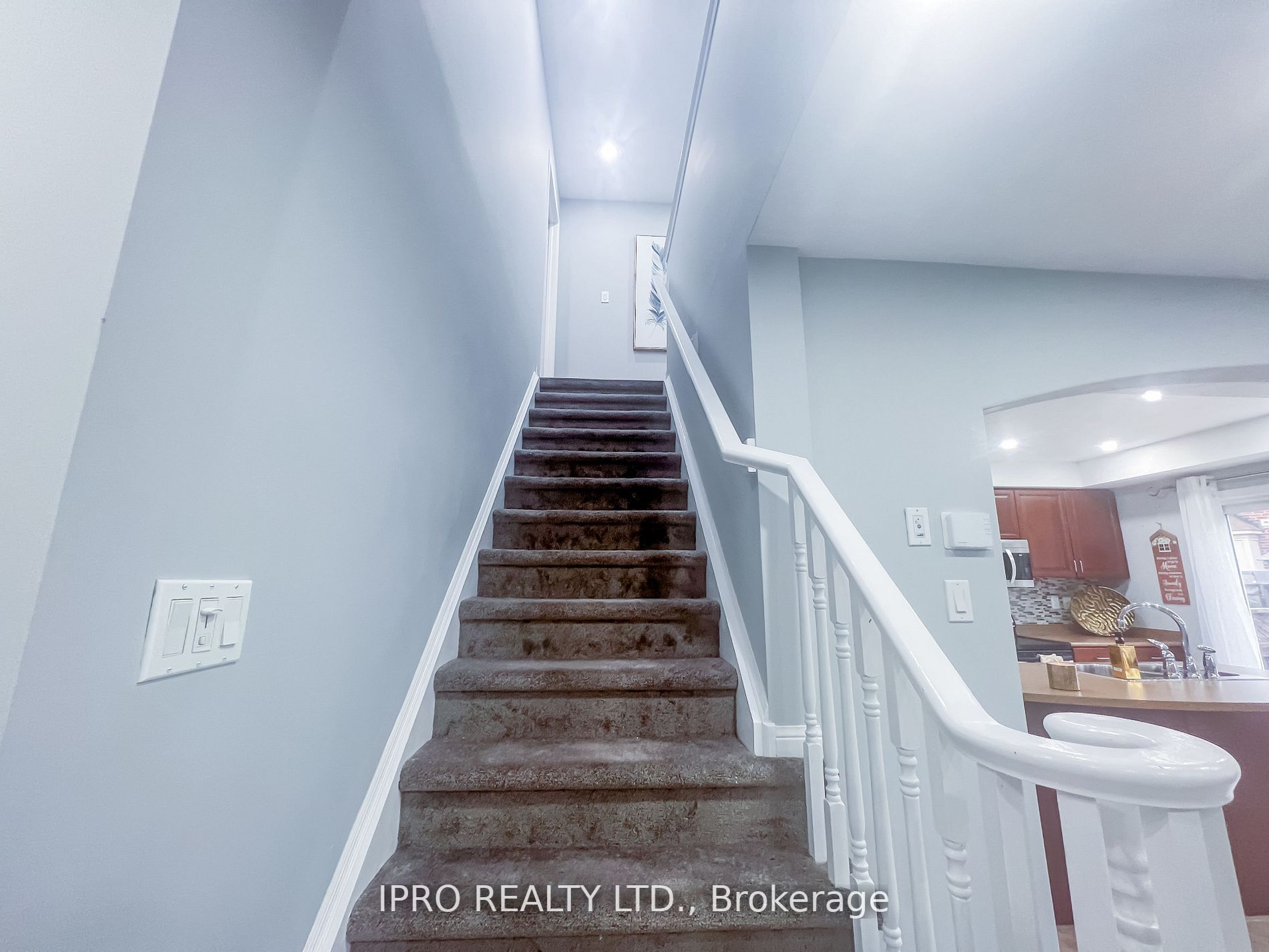 960 Thompson Road S