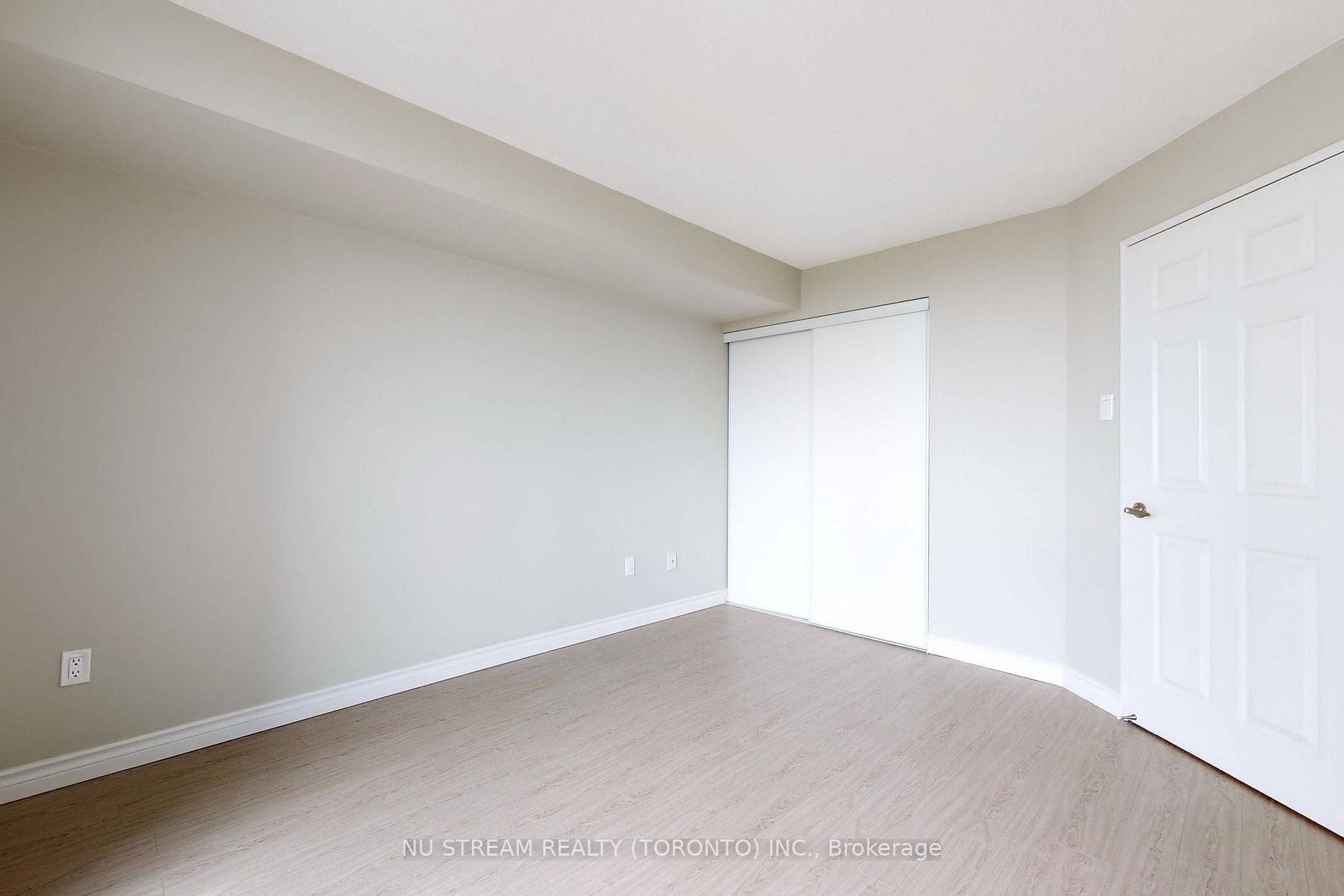 330 Rathburn Rd W, #1001