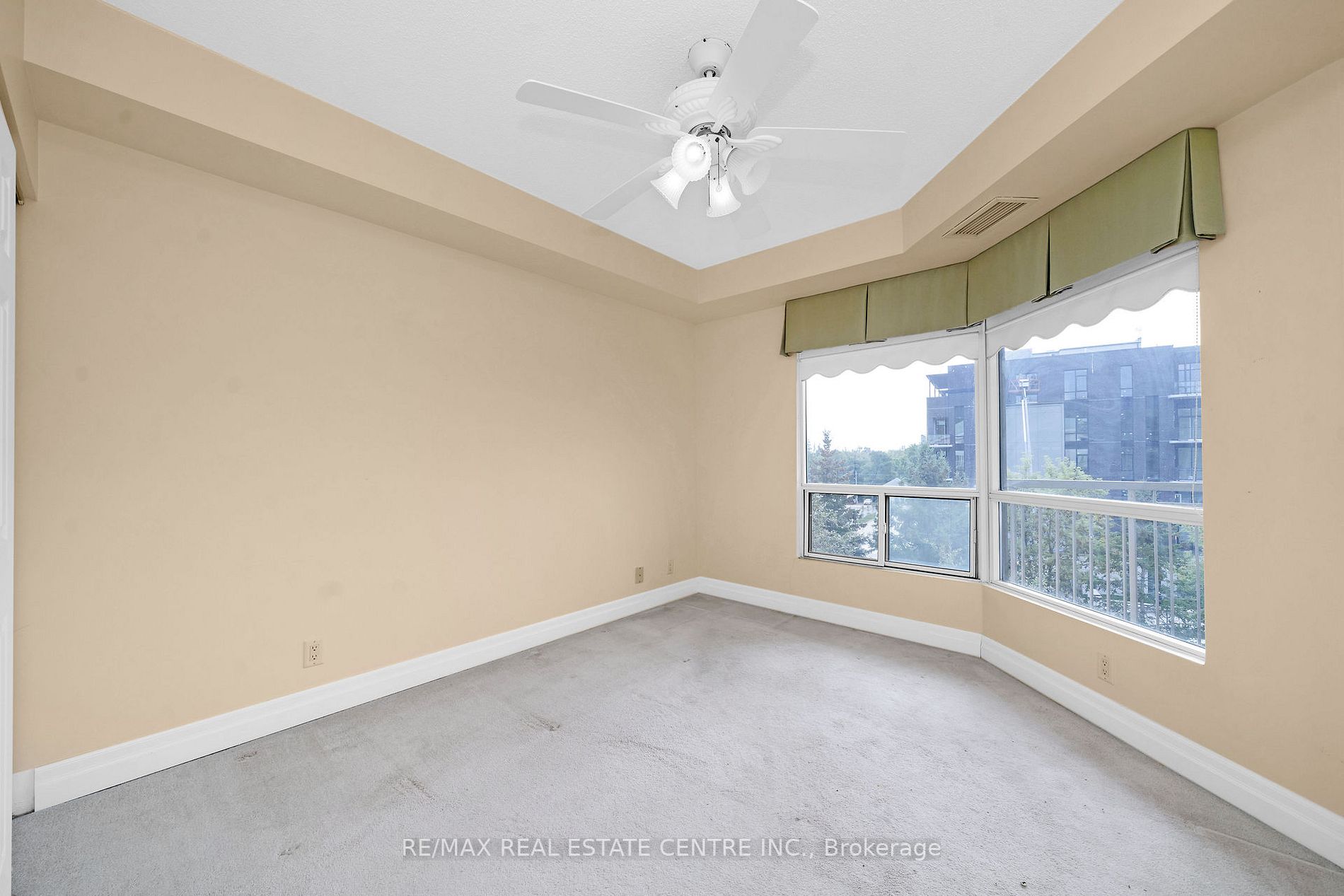 24 Chapel St W, #402