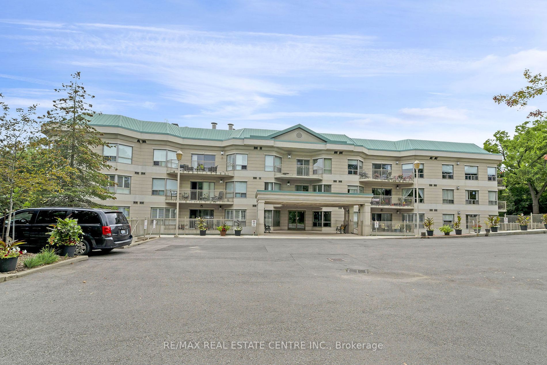 24 Chapel St W, #402