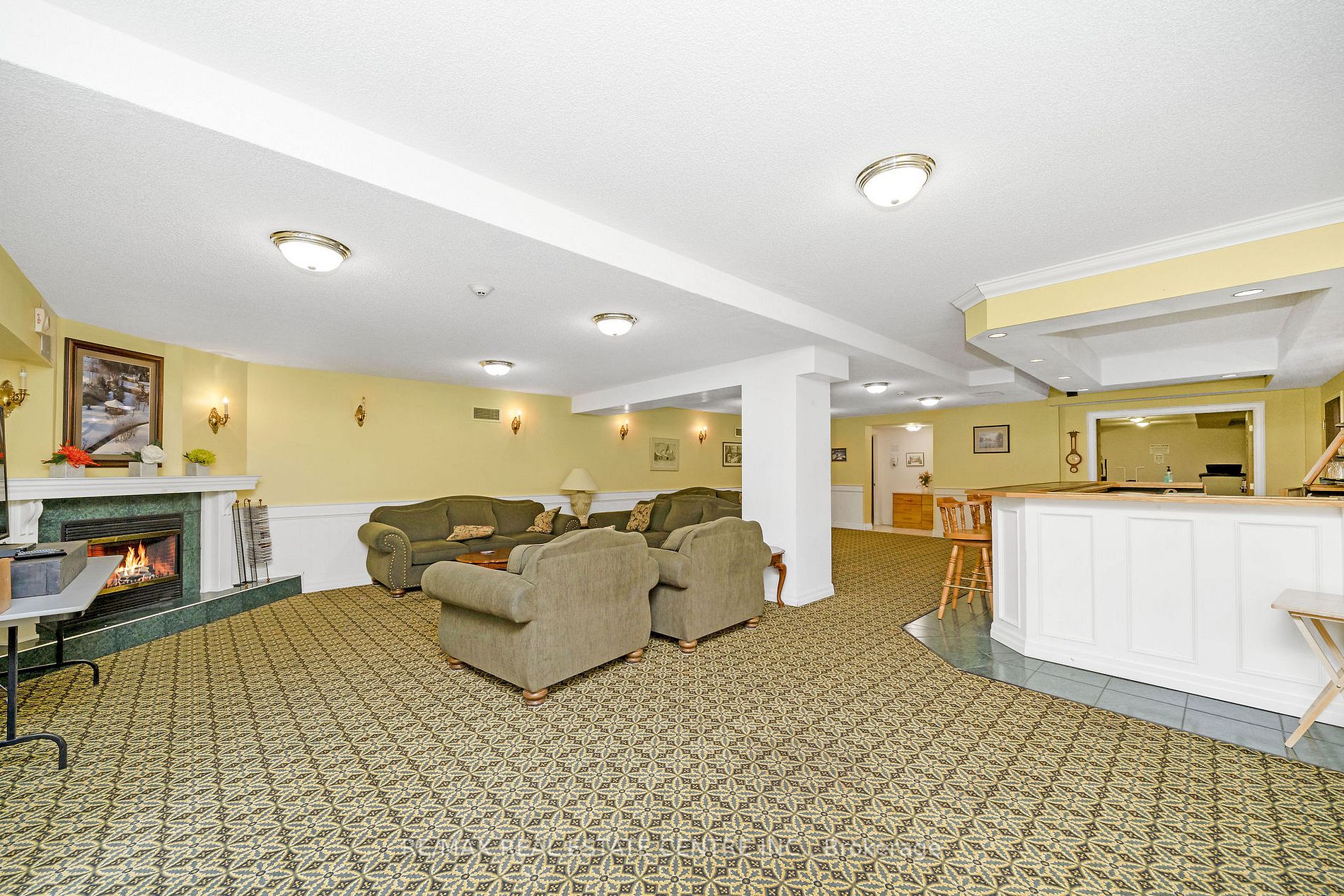 24 Chapel St W, #402