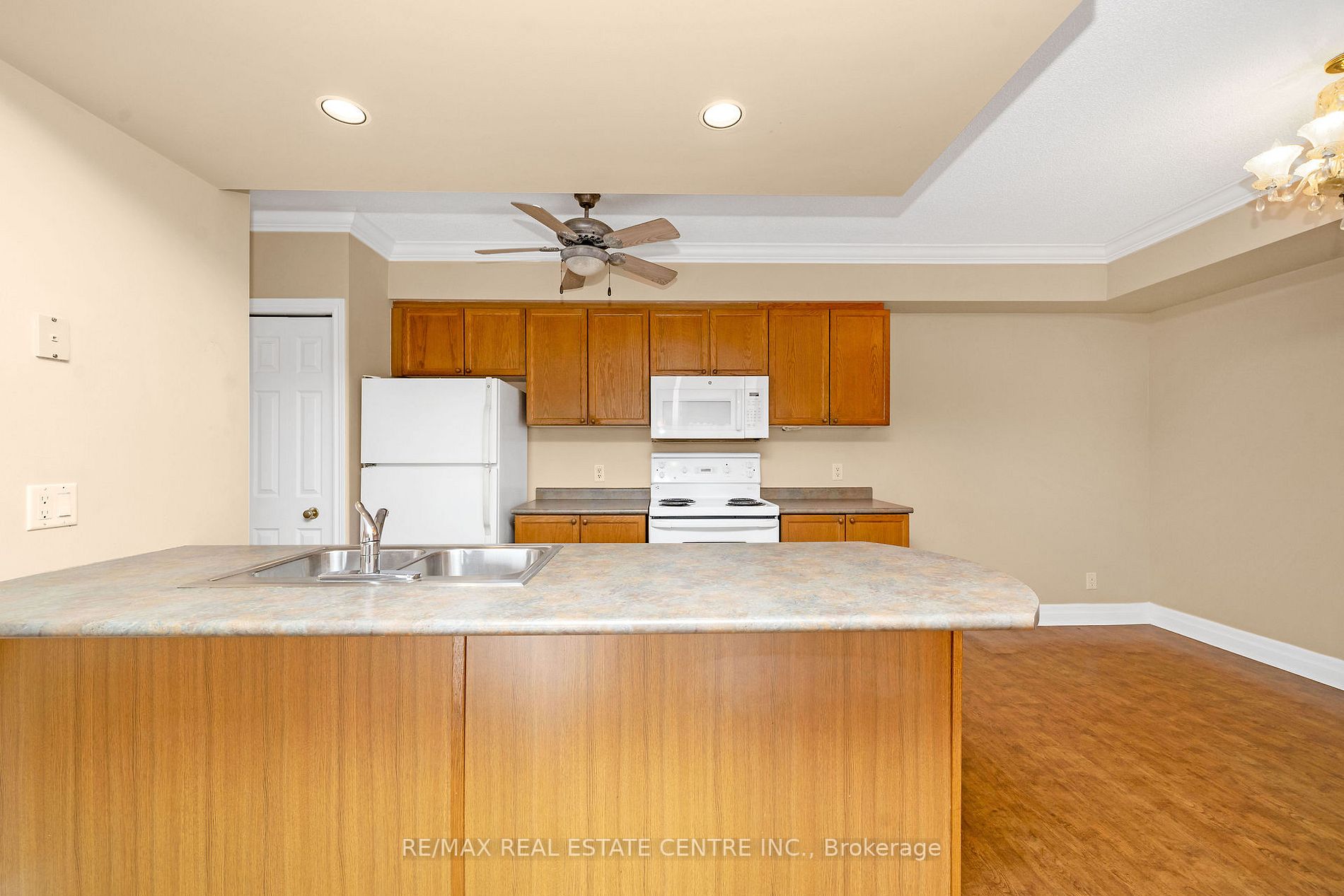24 Chapel St W, #402