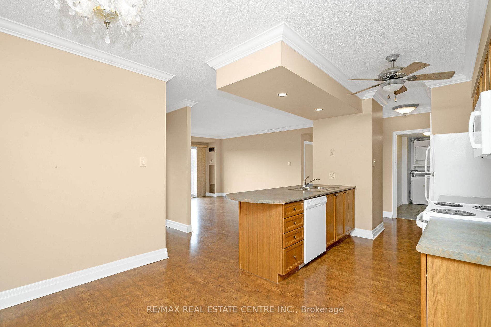 24 Chapel St W, #402