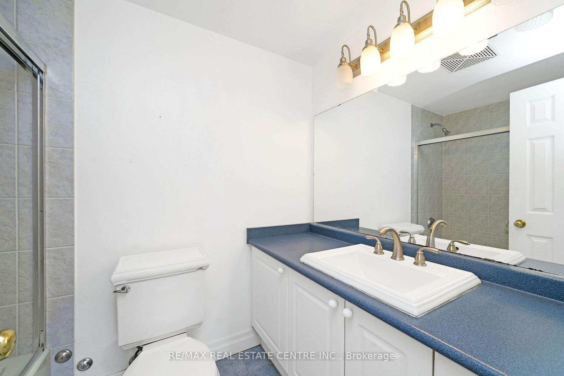 24 Chapel St W, #402