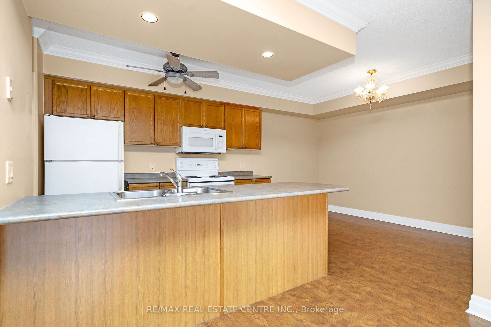 24 Chapel St W, #402