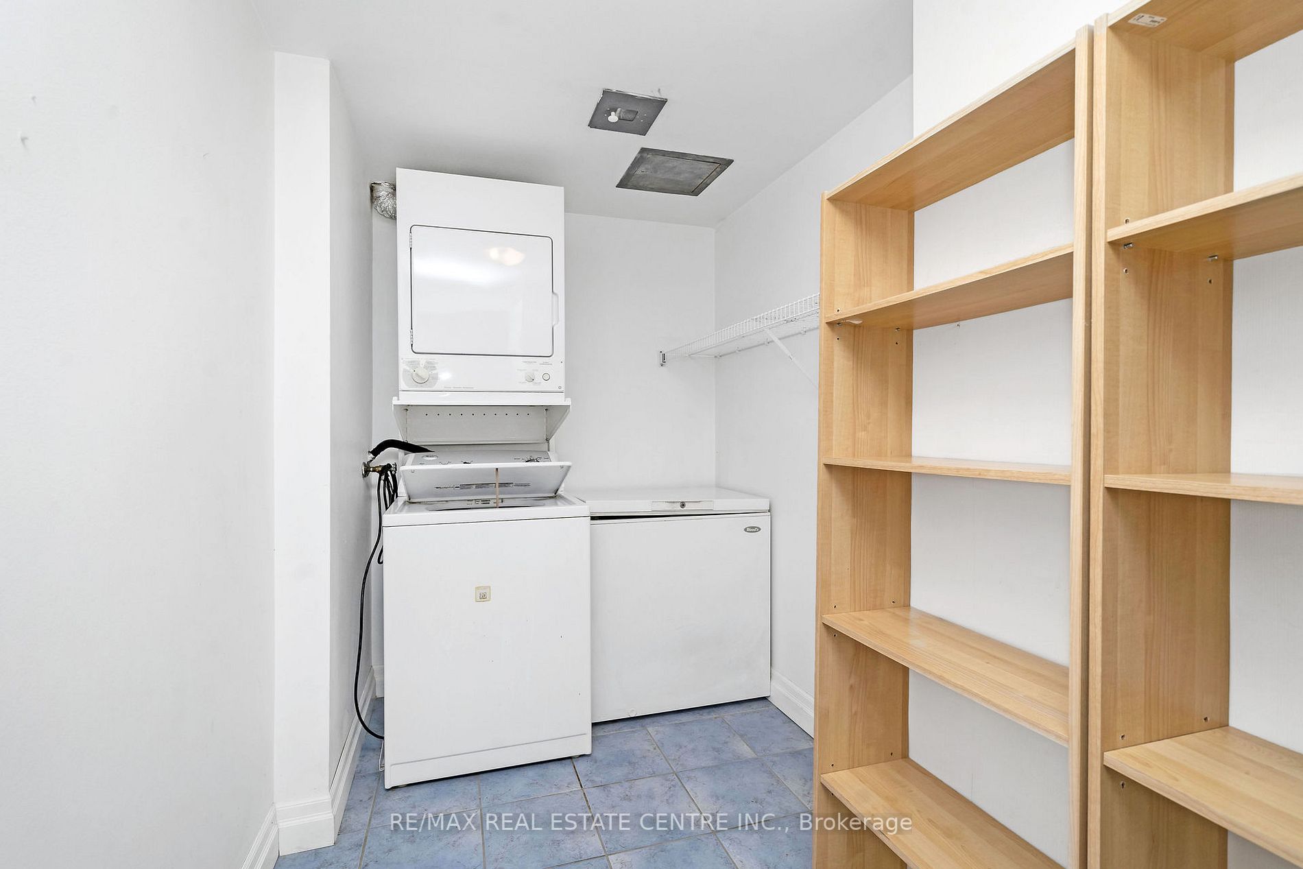 24 Chapel St W, #402