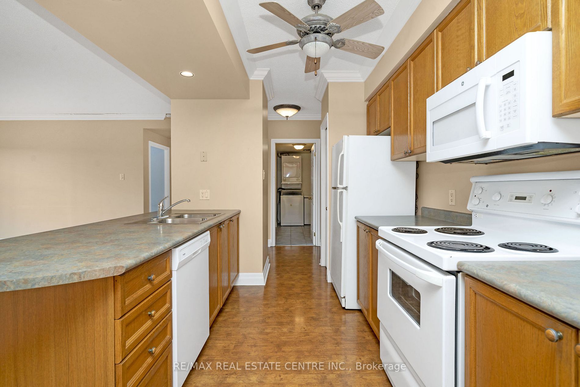 24 Chapel St W, #402