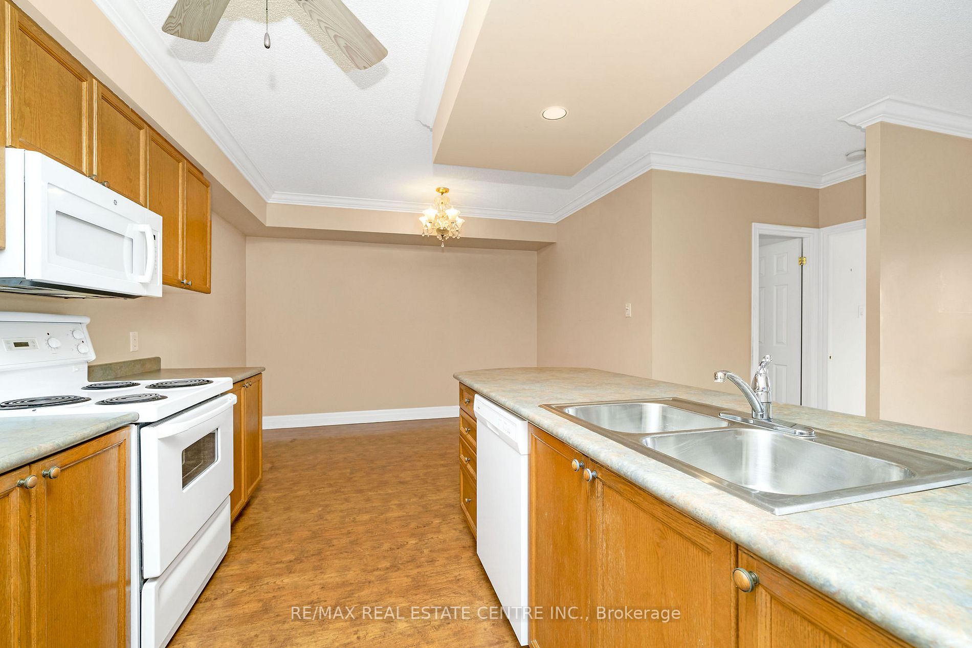 24 Chapel St W, #402