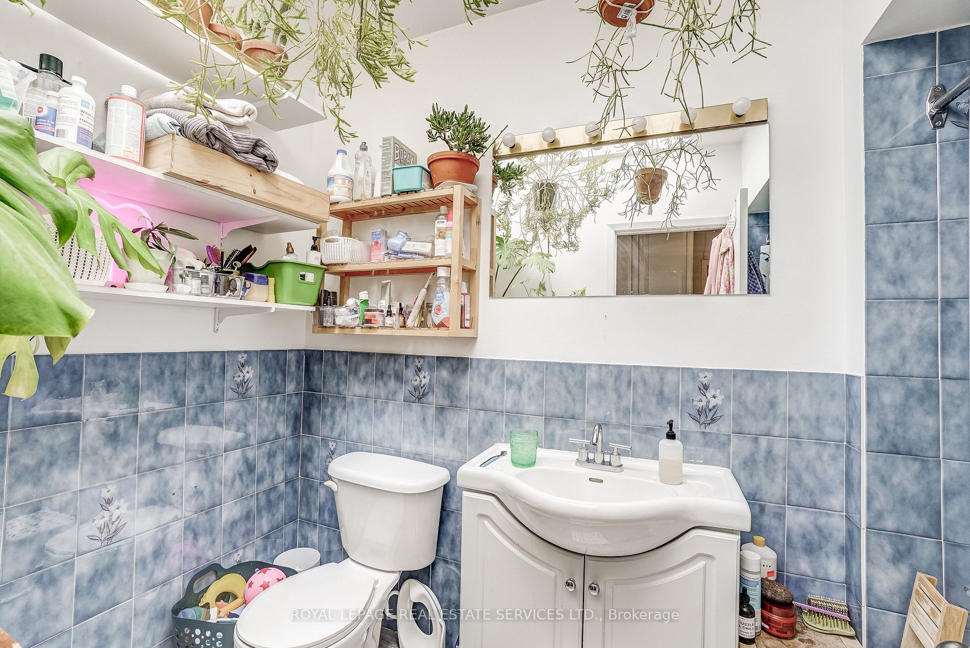 277 Roncesvalles Ave