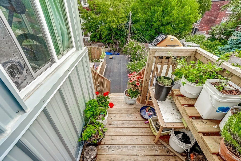 277 Roncesvalles Ave