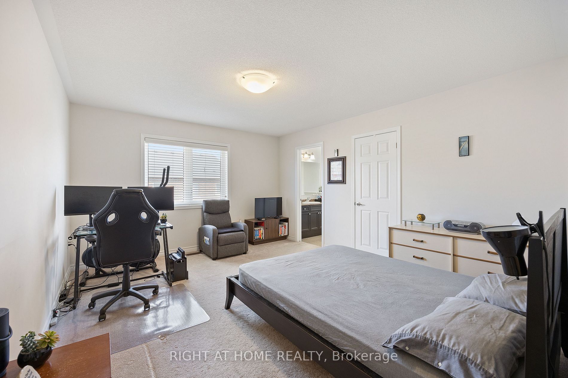 93 Enford Cres
