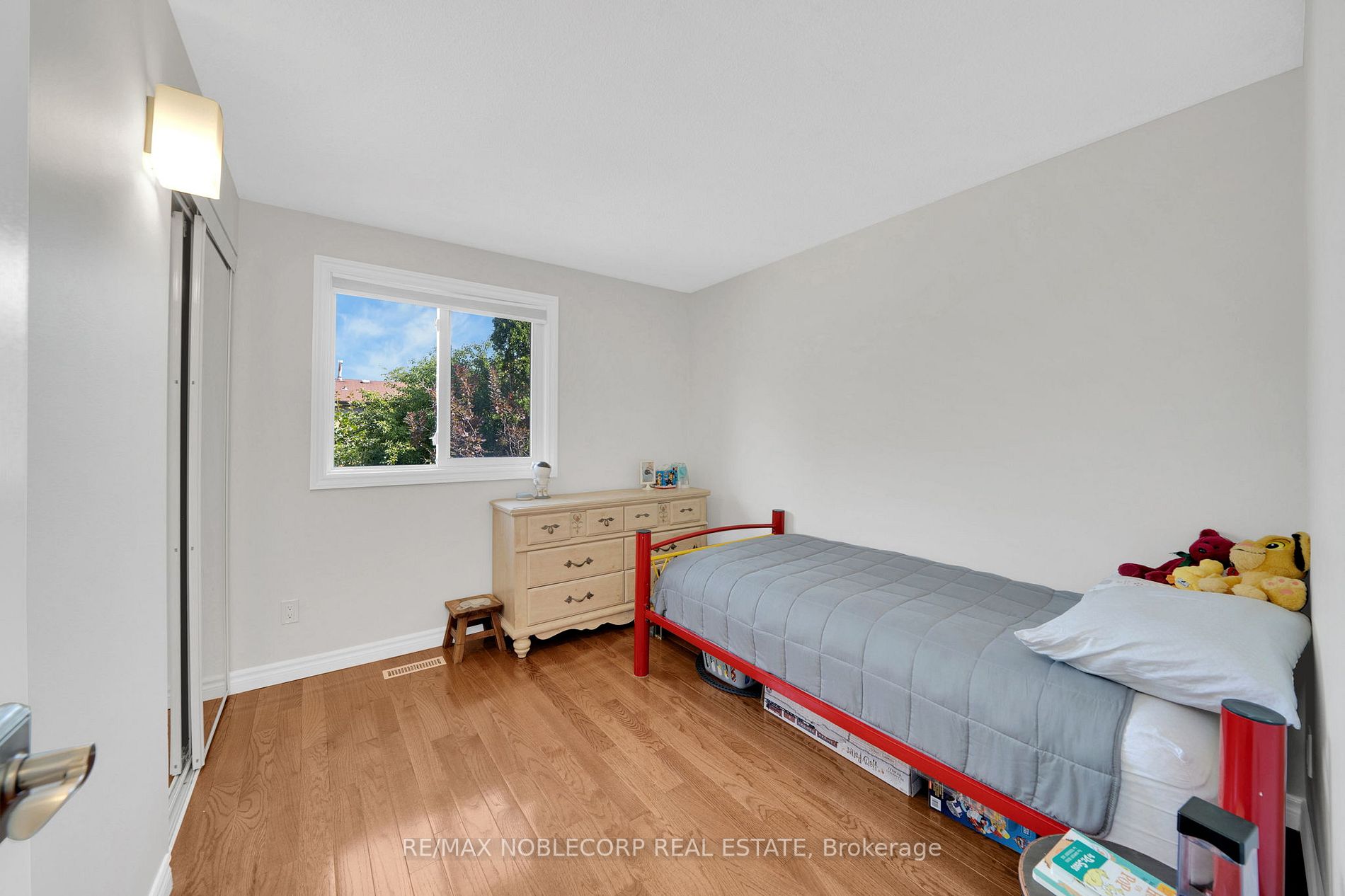 4271 Taffey Cres