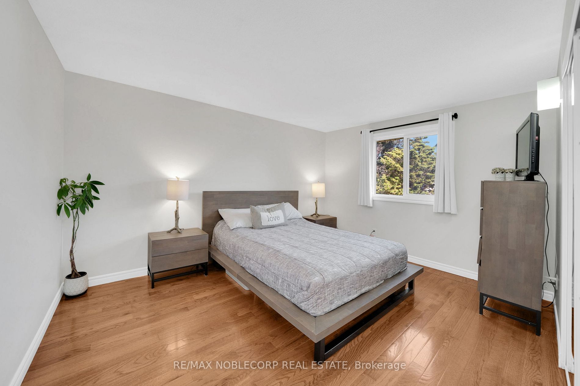 4271 Taffey Cres