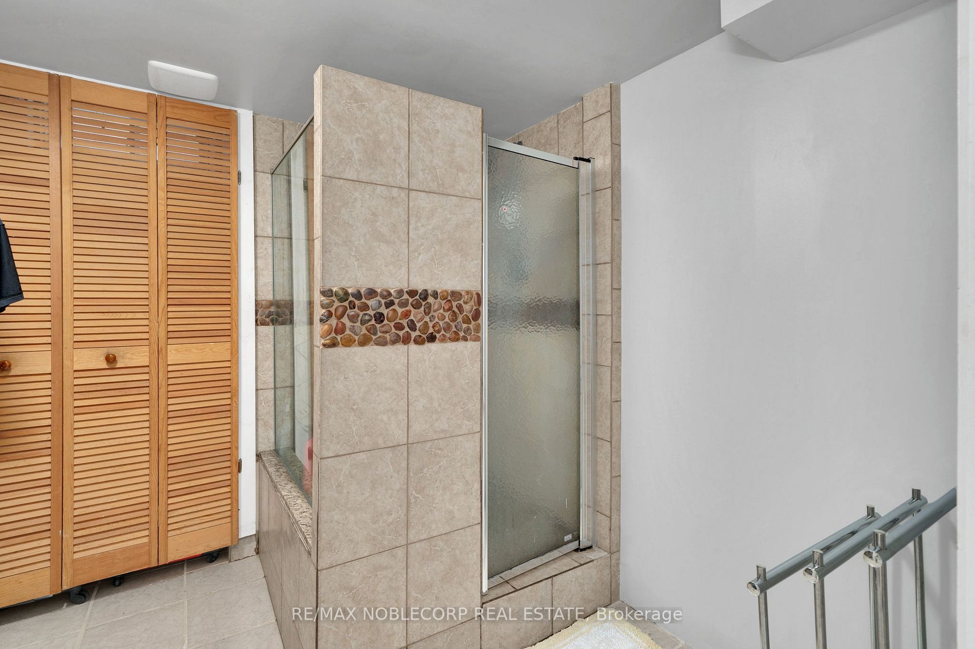 4271 Taffey Cres