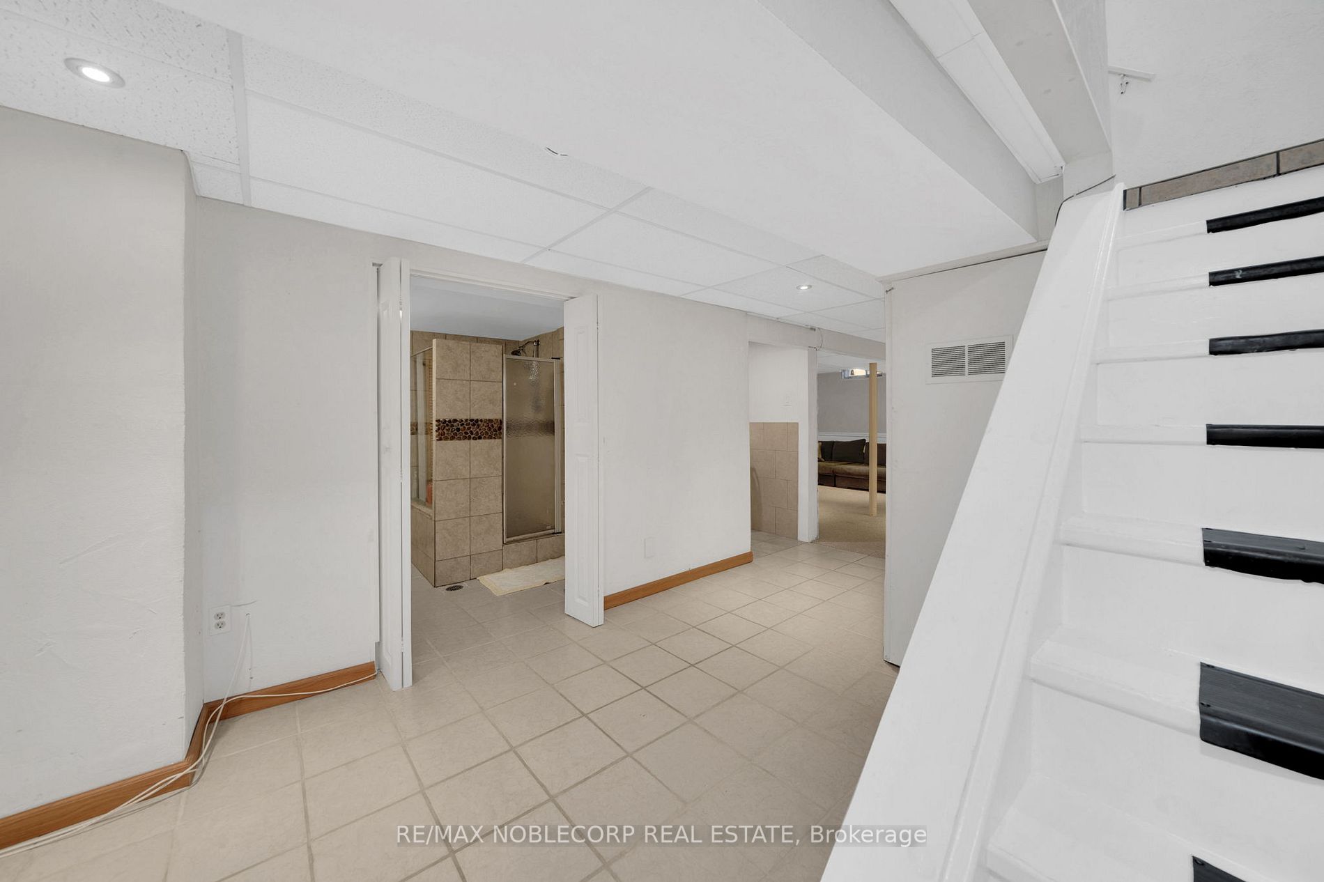 4271 Taffey Cres