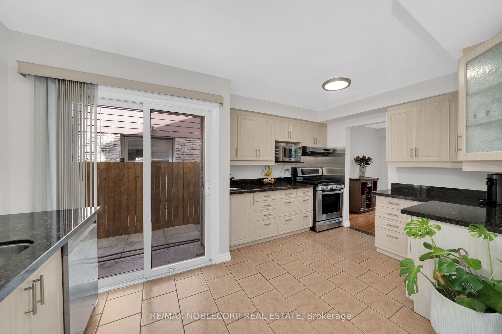 4271 Taffey Cres