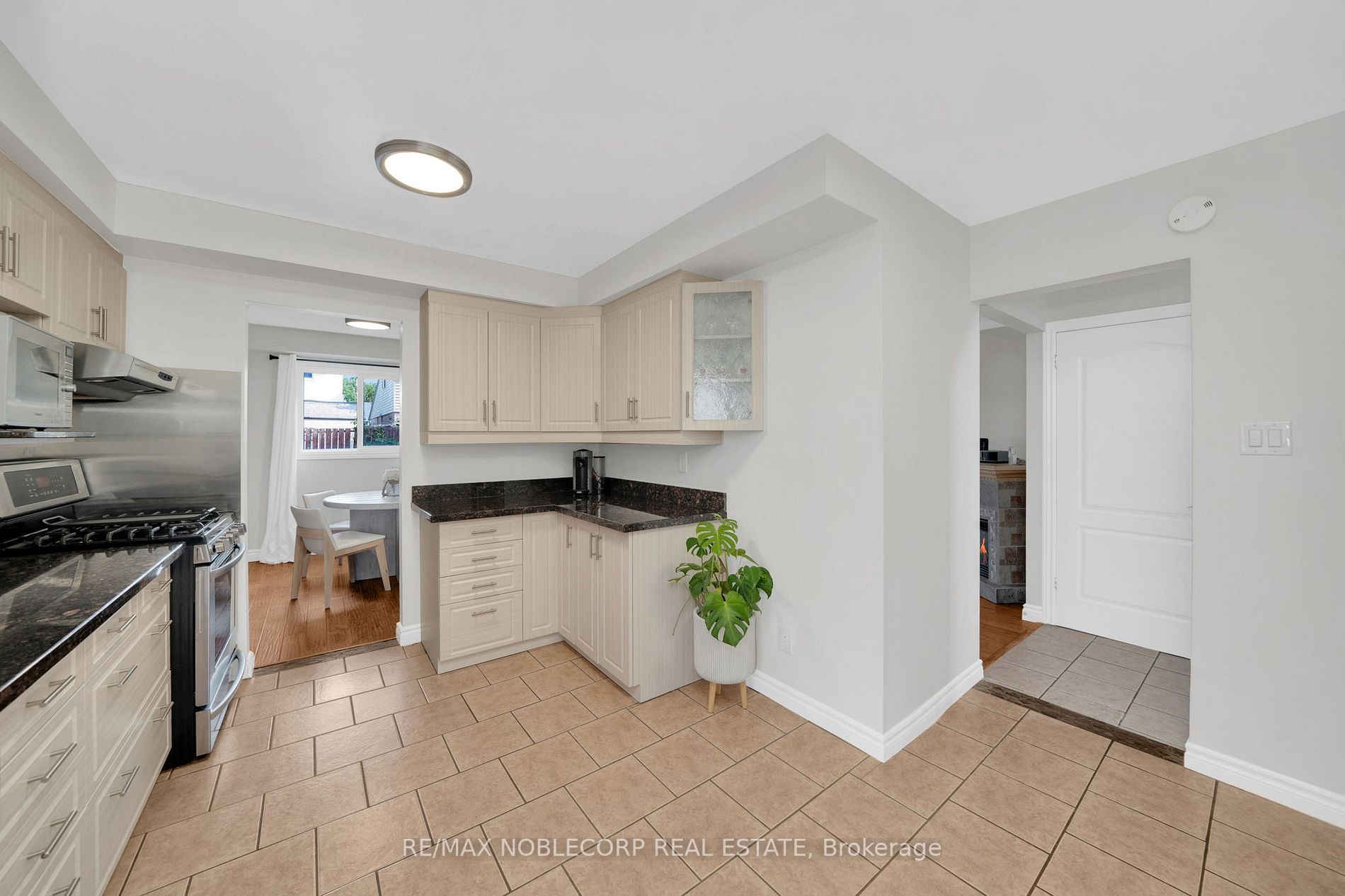 4271 Taffey Cres