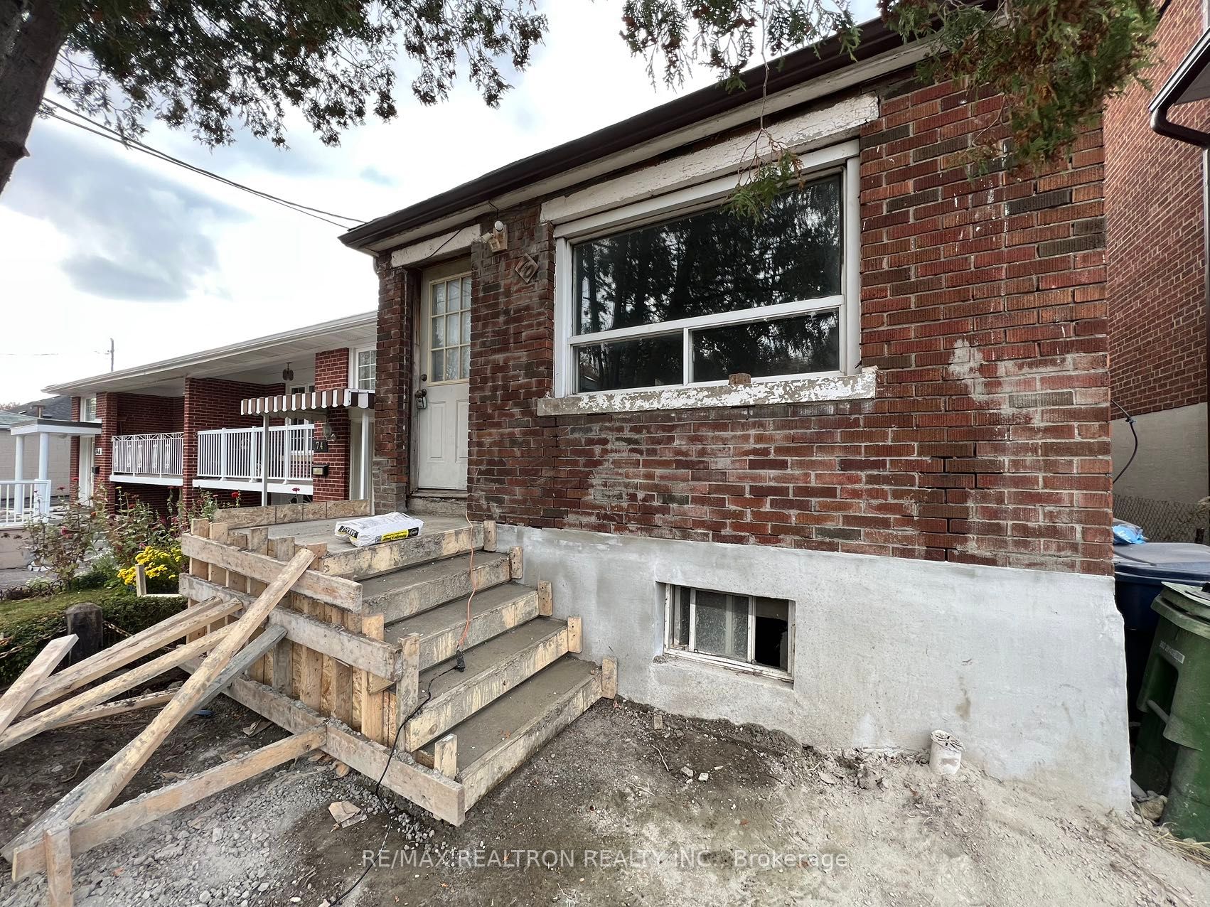 70 Dunraven Dr