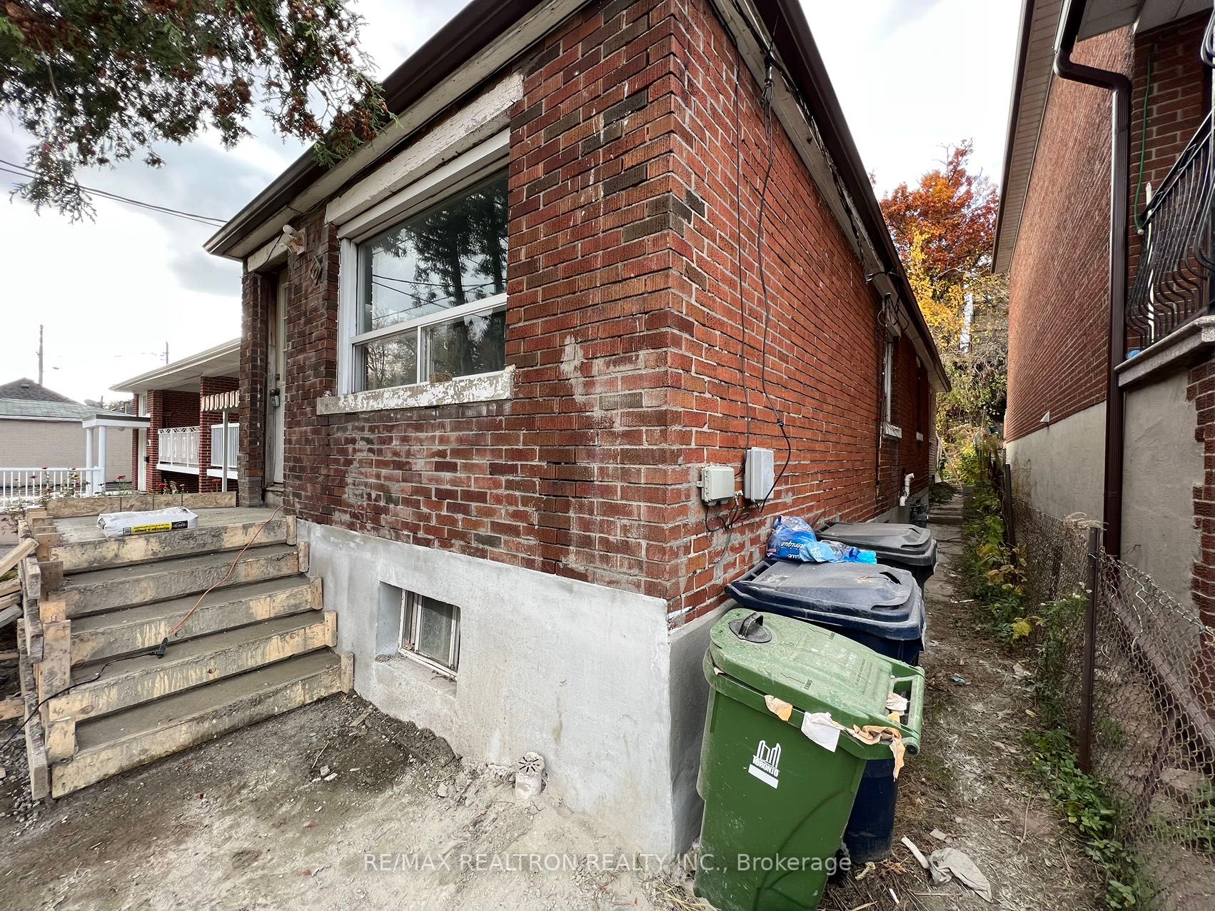 70 Dunraven Dr
