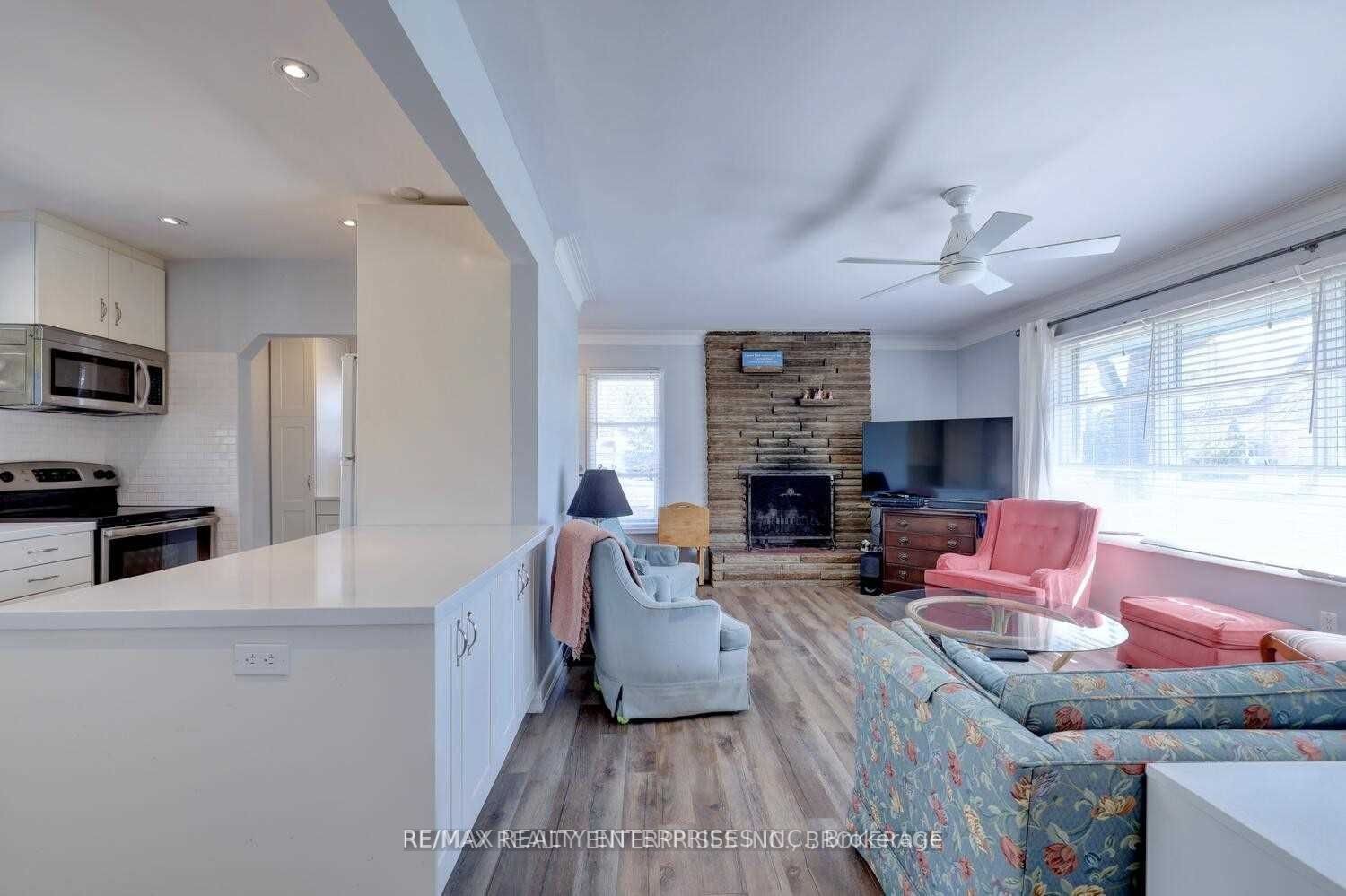 1271 Lorne Park Rd