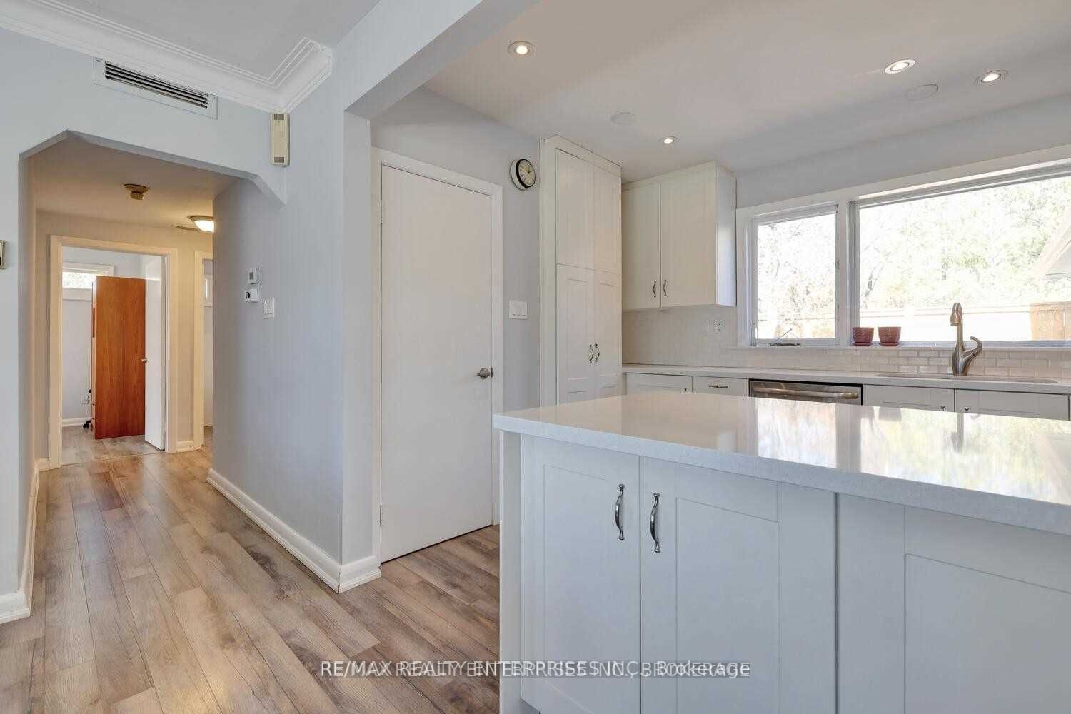 1271 Lorne Park Rd
