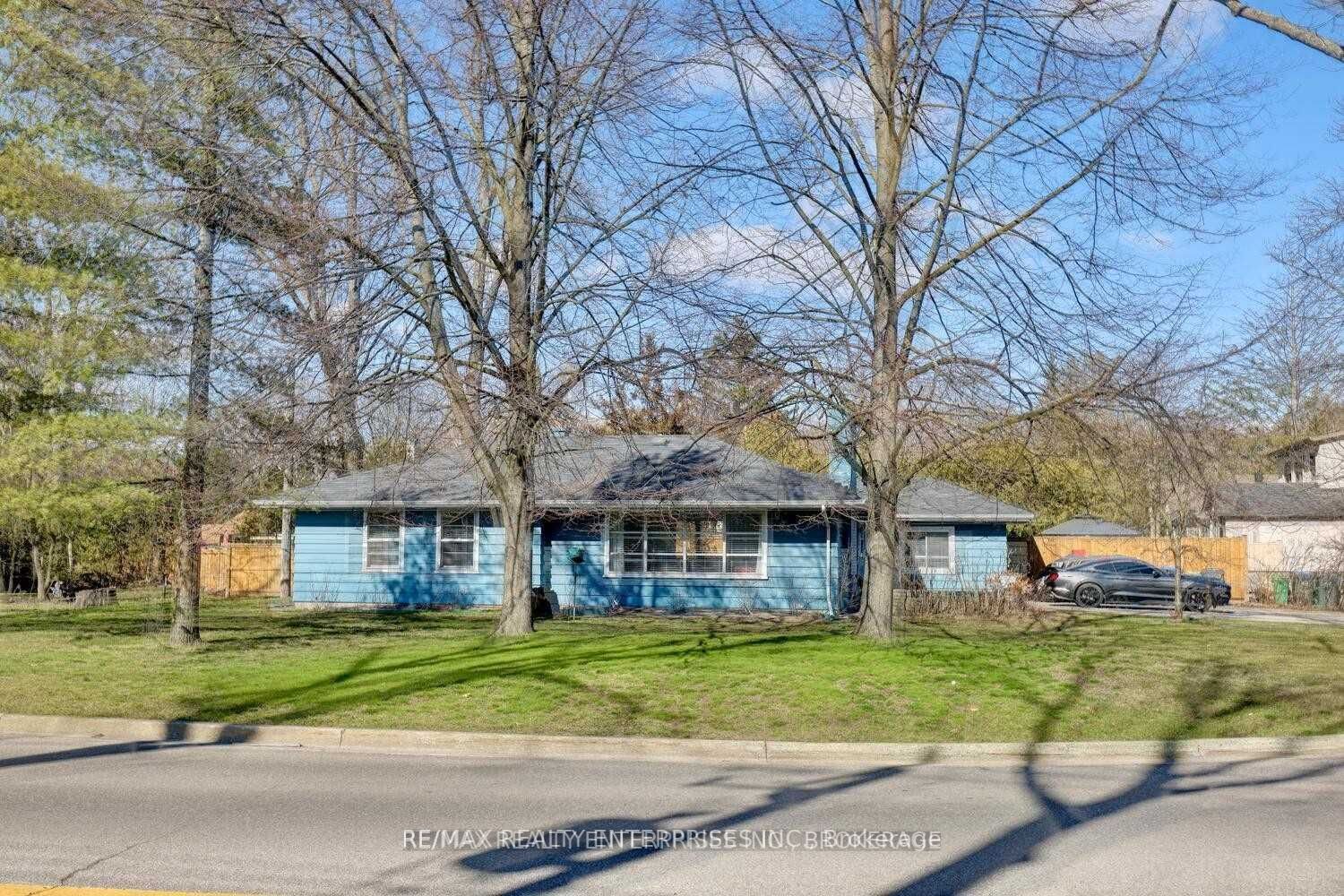 1271 Lorne Park Rd