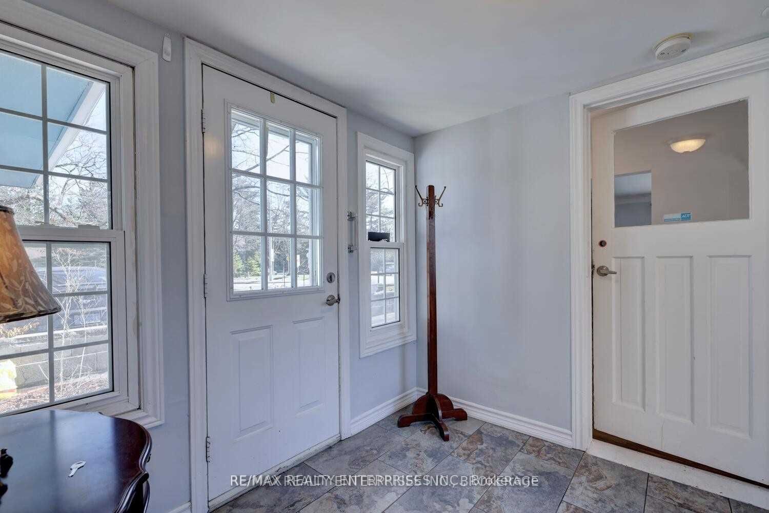 1271 Lorne Park Rd