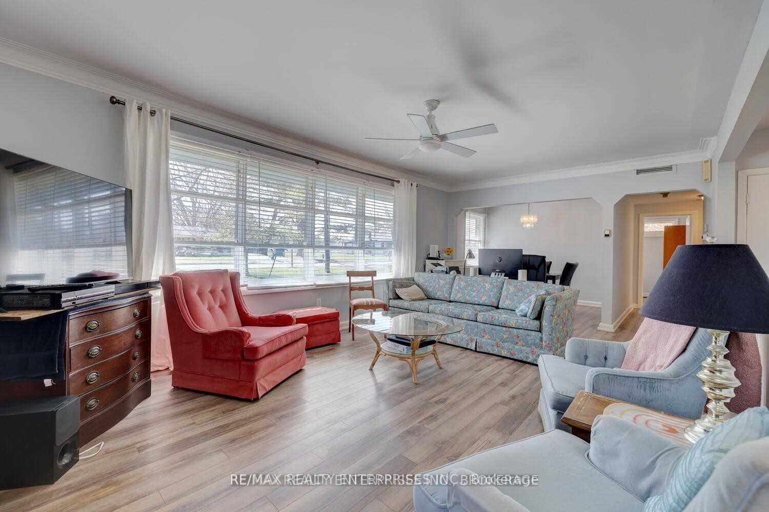 1271 Lorne Park Rd
