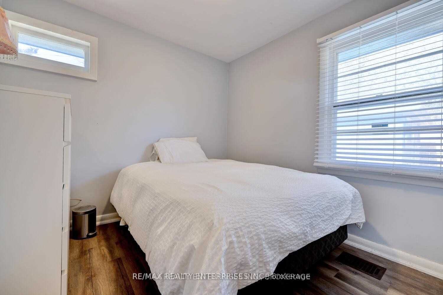 1271 Lorne Park Rd
