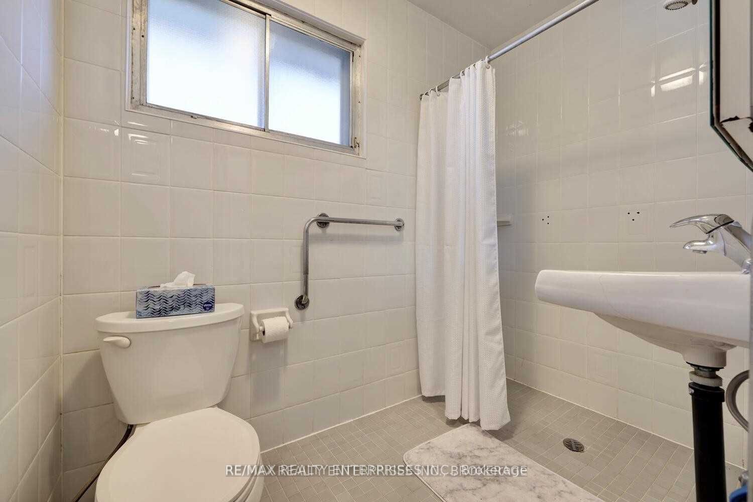 1271 Lorne Park Rd