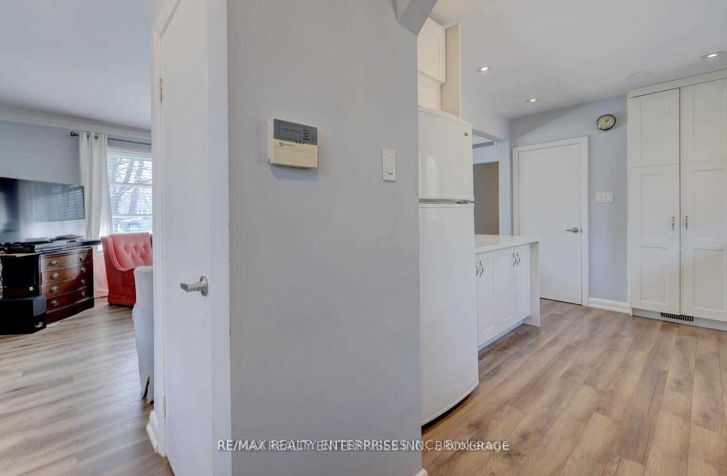 1271 Lorne Park Rd