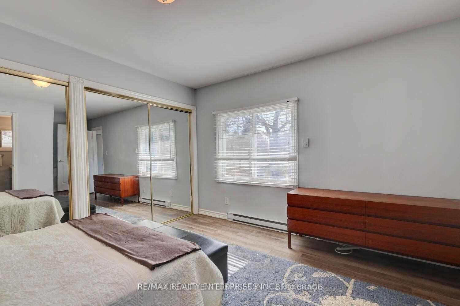 1271 Lorne Park Rd