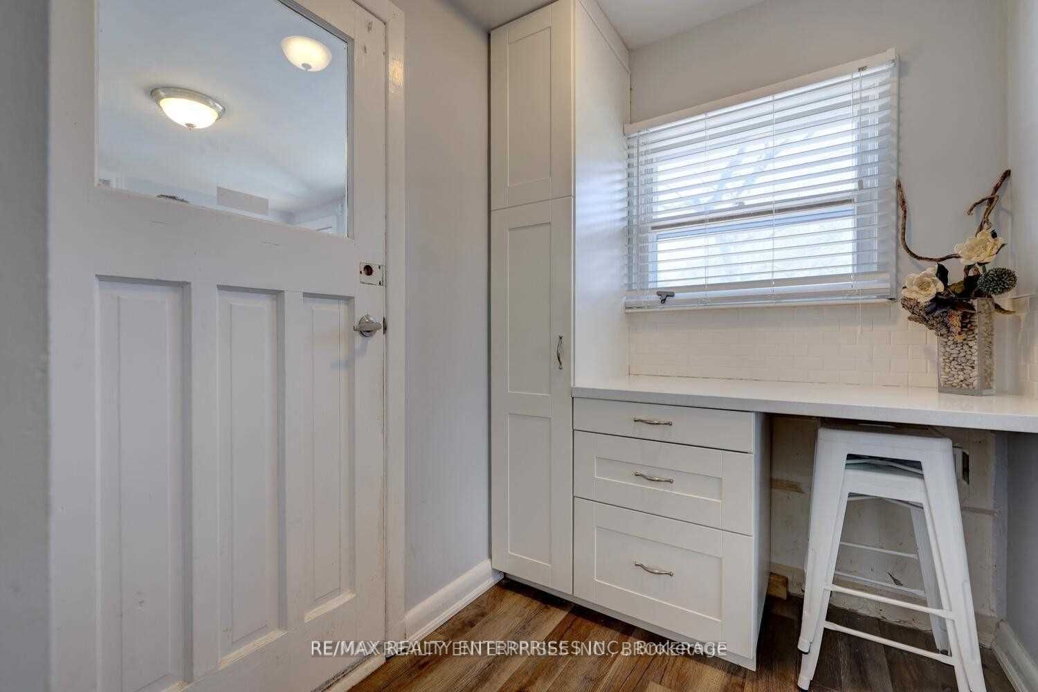 1271 Lorne Park Rd