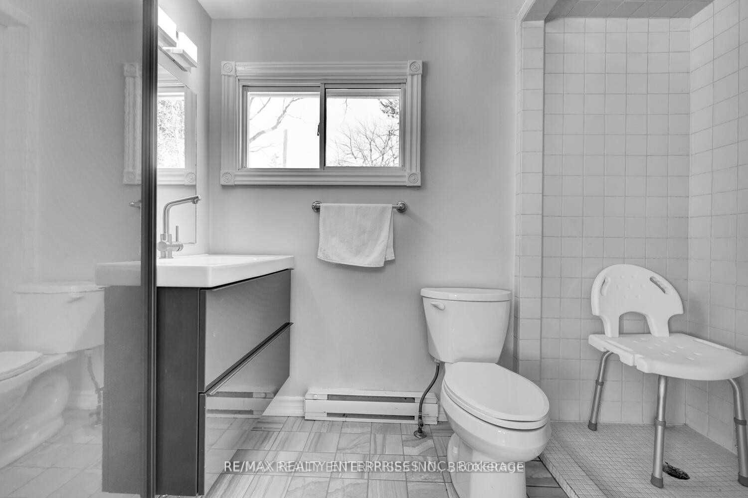 1271 Lorne Park Rd