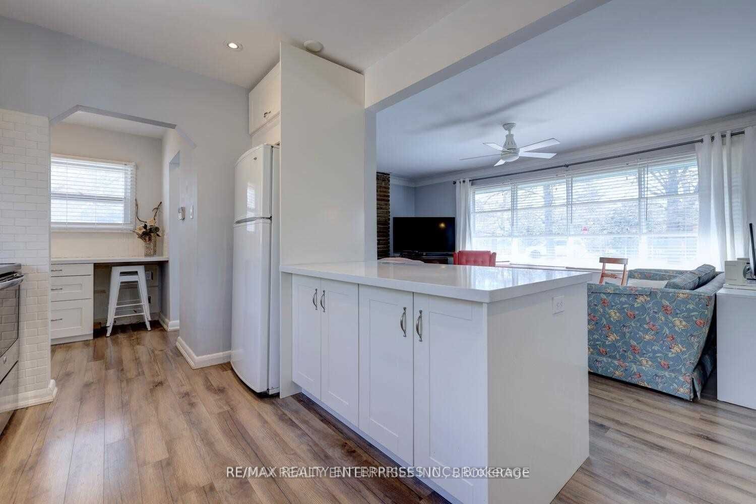 1271 Lorne Park Rd