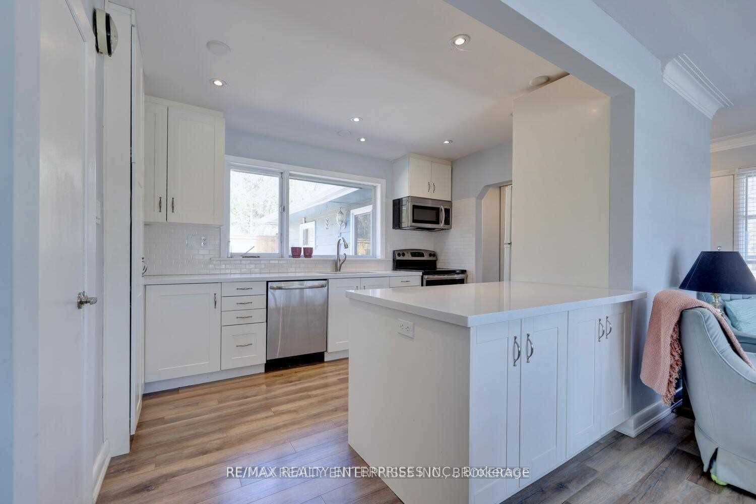 1271 Lorne Park Rd