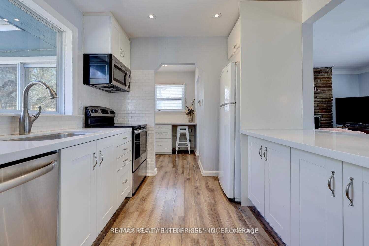 1271 Lorne Park Rd