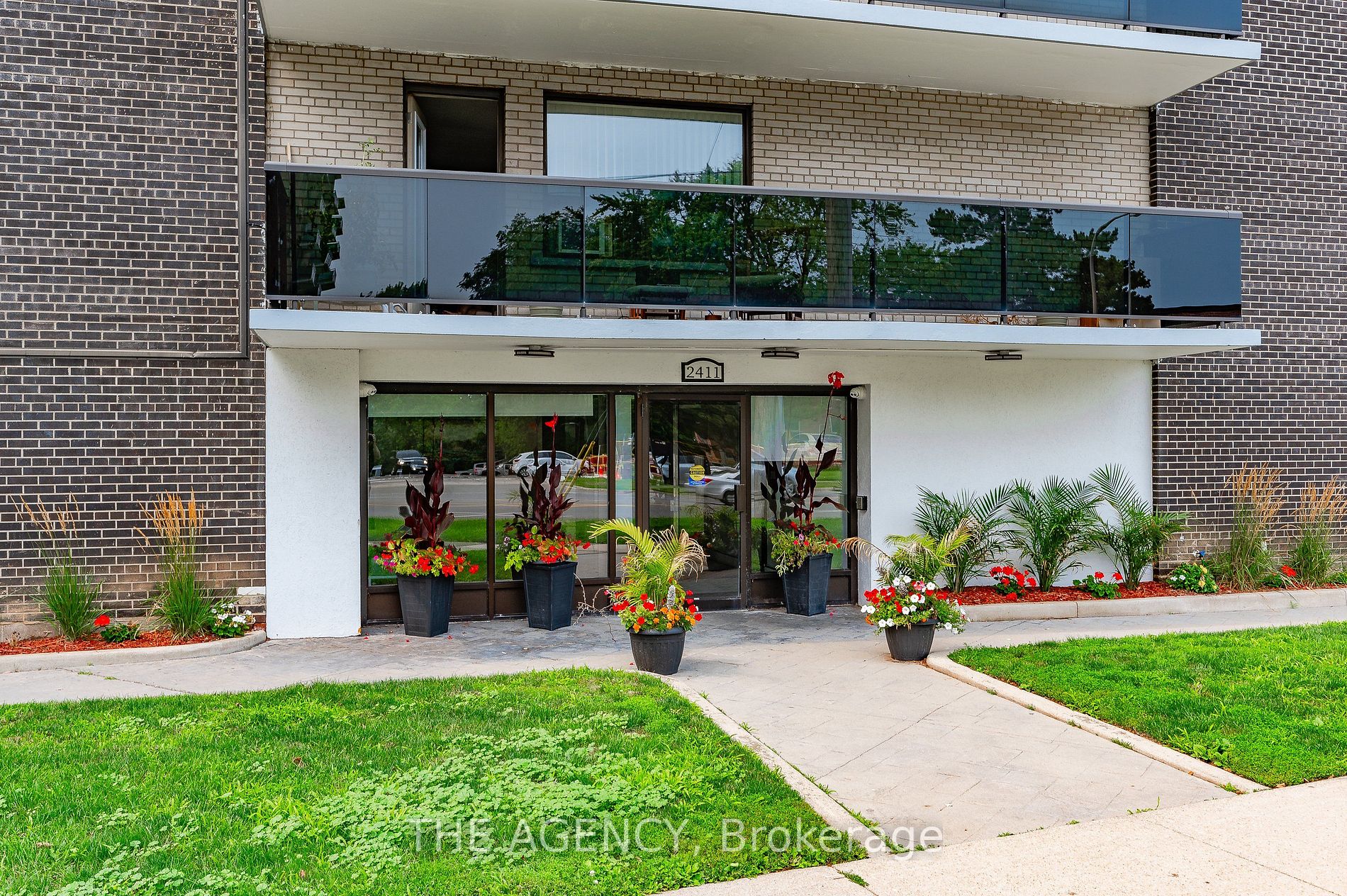 2411 New St, #407