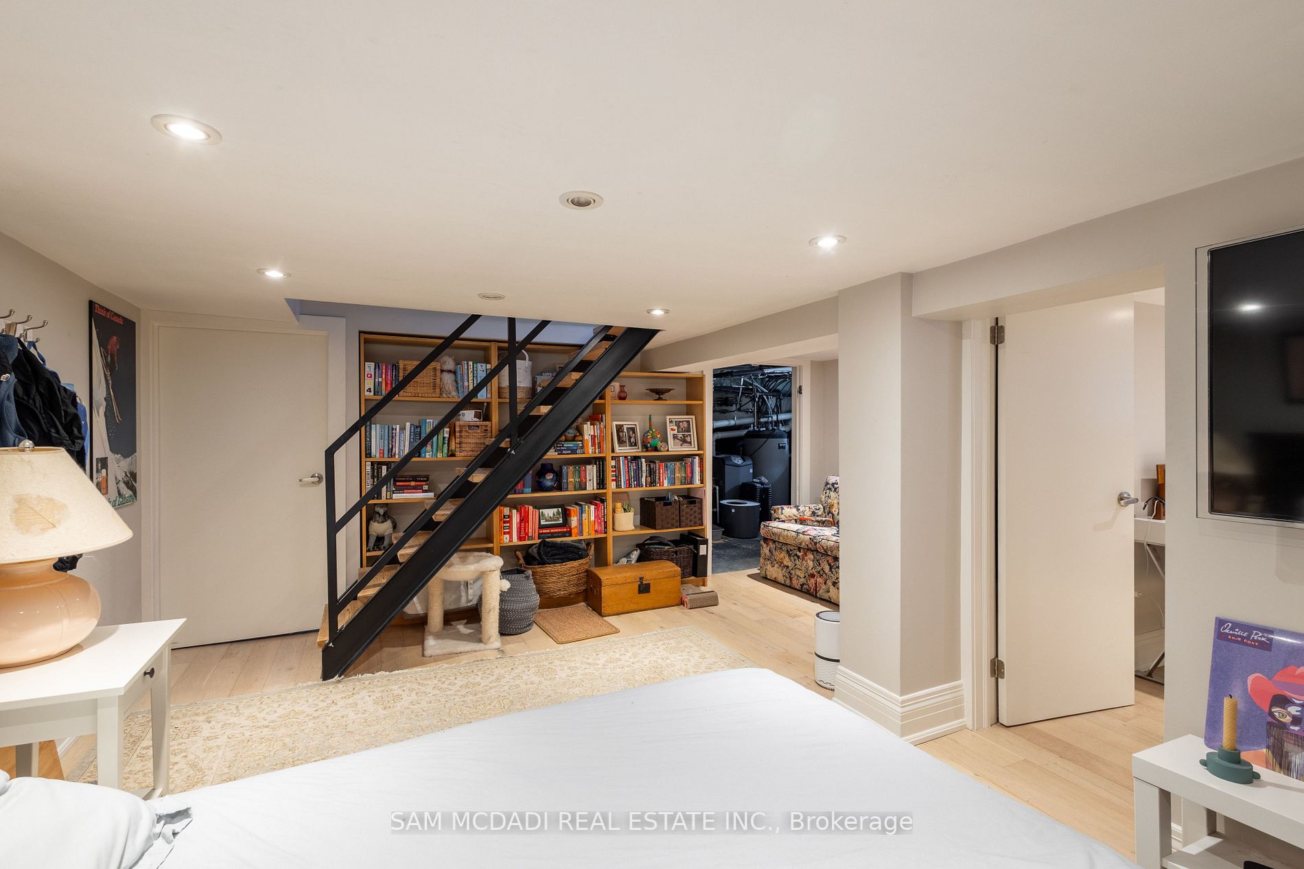 63 Maple Ave S