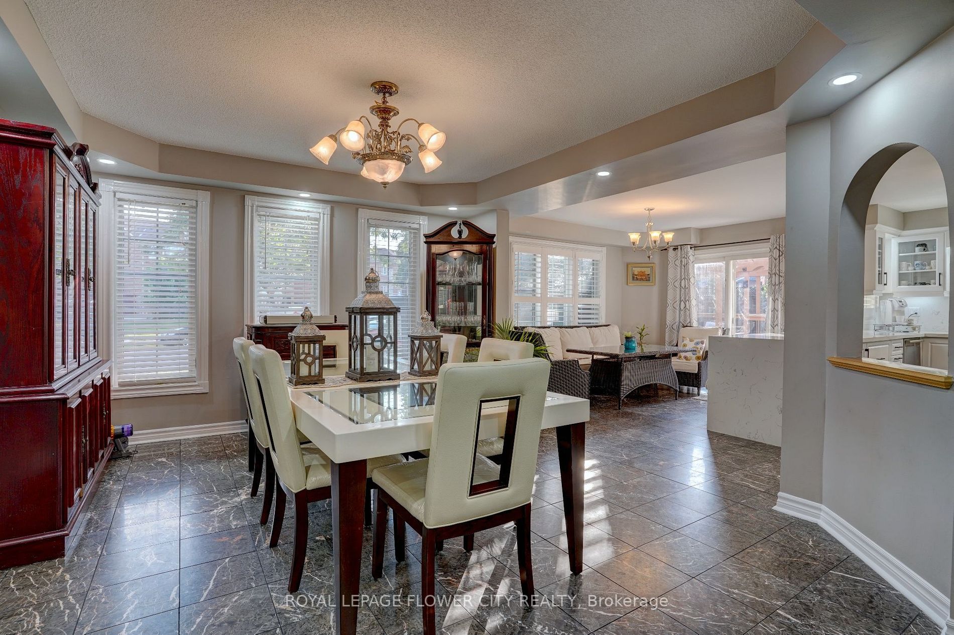 2 Black Hills Crt