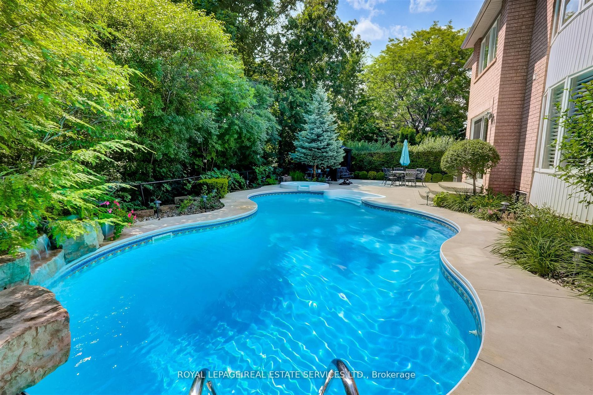 2180 Bloomfield Dr