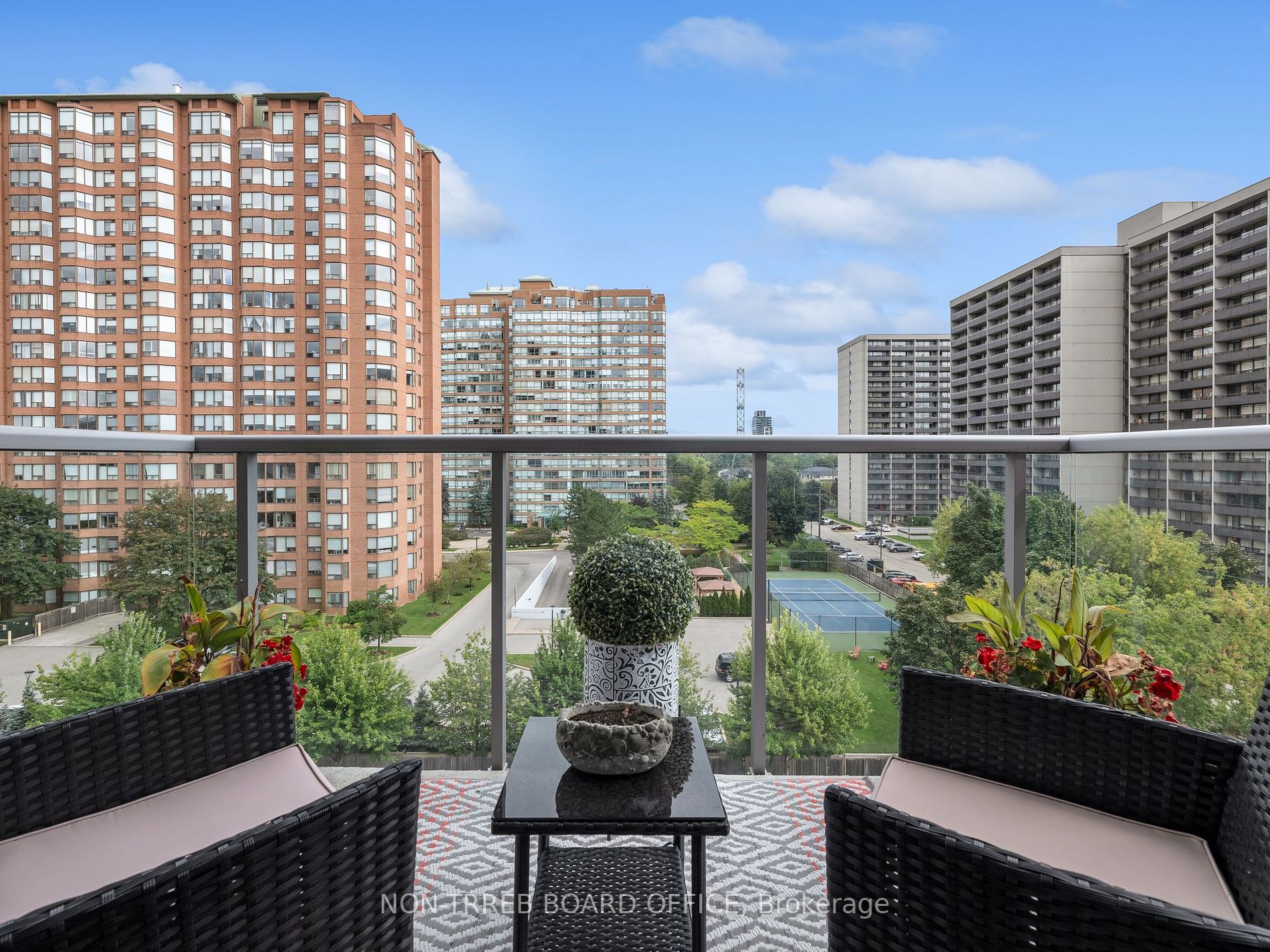 551 Maple Ave, #615