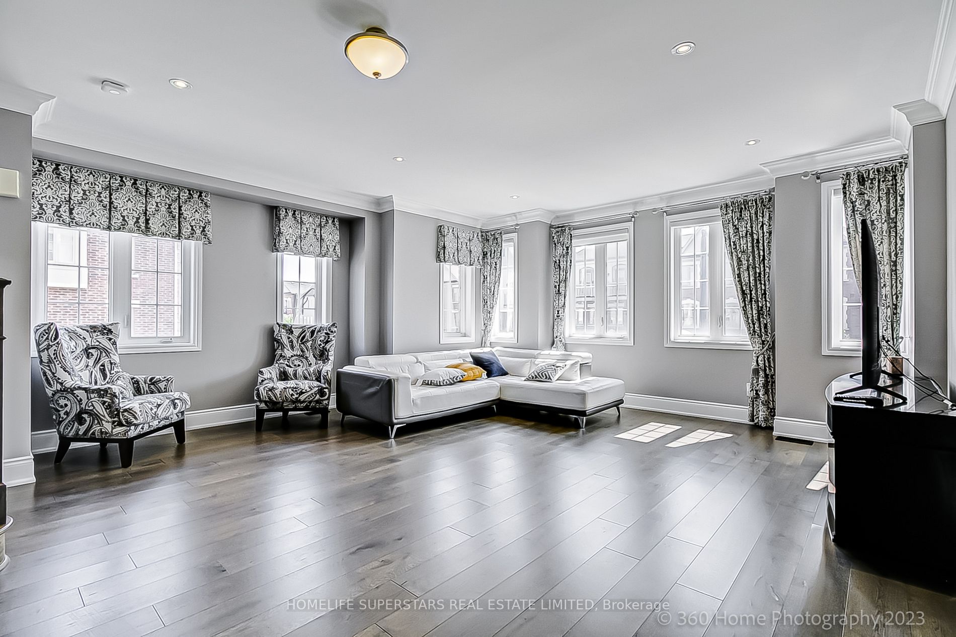 2 Hobart Gdns E