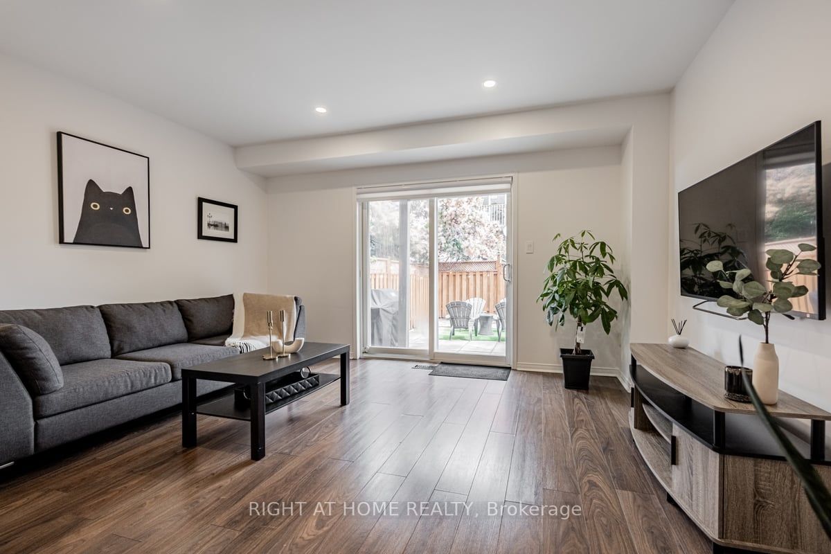 3222 Redpath Circ